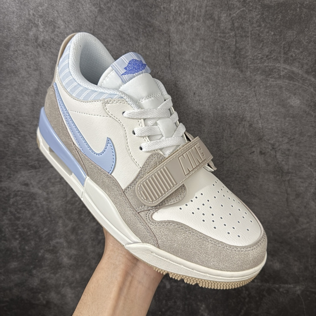图片[3]-【纯原N版】Air Jordan Legacy AJ312 Low 低帮复古篮球鞋灰蓝 IR7563-141 市场最强独一档产物 全套原纸板楦头开发 原厂大底磨具加持立体防滑纹理 原档数据后跟TPU子母扣魔术贴 原装可视Air Sole气垫 原汁原味最完美的312代版型 唯一正确鞋头趴度弧度高度鞋身腰线 进口港宝加持 后跟自然饱满 全鞋荧光划线卡点 追求极致完美 每一双都是工艺品 多重QC质检 超越公司货的品控标准 实实在在的免检产品 鞋身采用了皮革材质打造 横跨鞋面的魔术贴十分吸睛 侧面的Swoosh Logo的一部分被鞋面遮挡了一部分 颇具玩味 魔术贴上标有NK标识 而鞋舌上是Jordan的经典红色飞翼Logo 后跟和鞋底均采用了AJ3的设计 后跟上同样也使用了经典的爆裂纹图案 尺码：36-47.5-选品中心