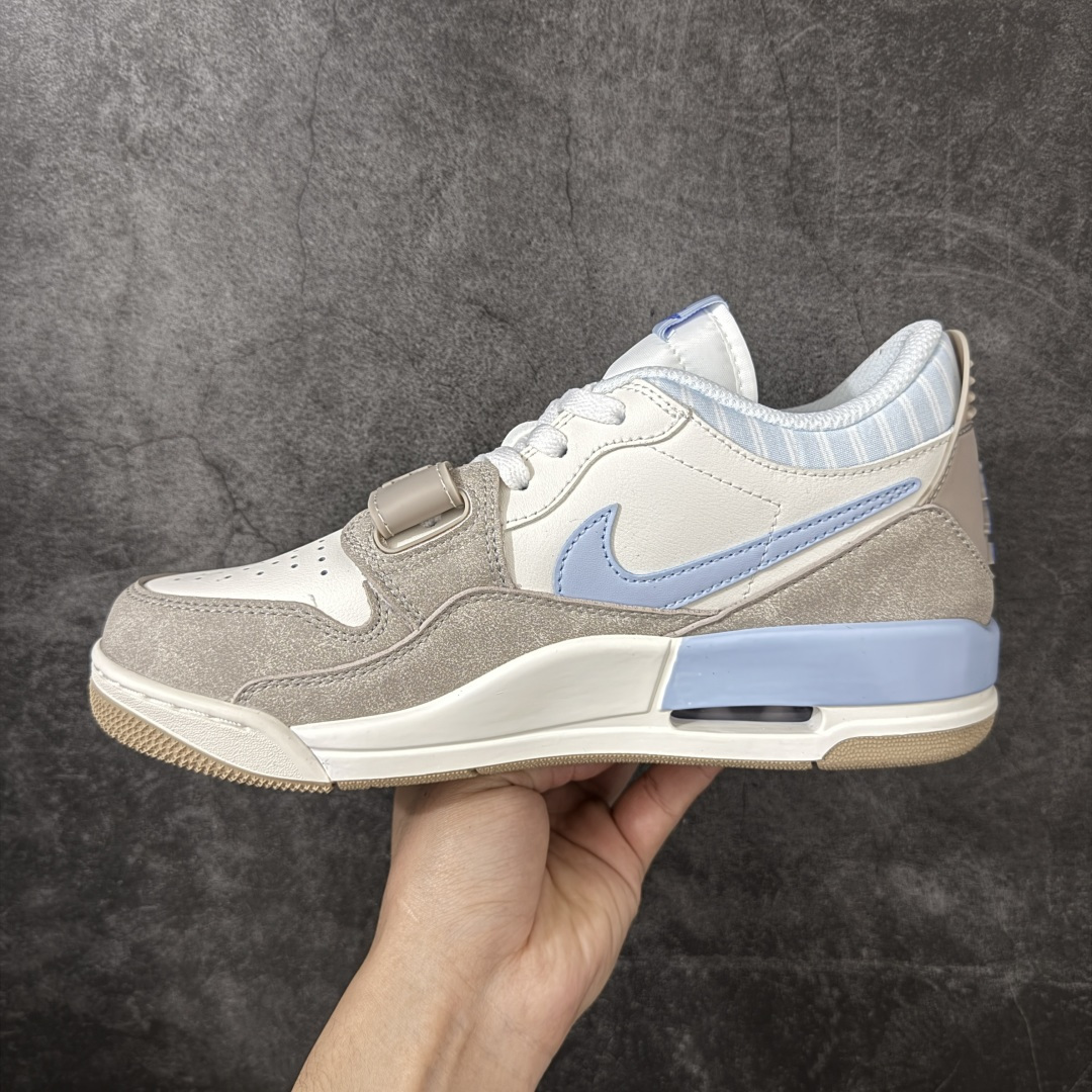 图片[2]-【纯原N版】Air Jordan Legacy AJ312 Low 低帮复古篮球鞋灰蓝 IR7563-141 市场最强独一档产物 全套原纸板楦头开发 原厂大底磨具加持立体防滑纹理 原档数据后跟TPU子母扣魔术贴 原装可视Air Sole气垫 原汁原味最完美的312代版型 唯一正确鞋头趴度弧度高度鞋身腰线 进口港宝加持 后跟自然饱满 全鞋荧光划线卡点 追求极致完美 每一双都是工艺品 多重QC质检 超越公司货的品控标准 实实在在的免检产品 鞋身采用了皮革材质打造 横跨鞋面的魔术贴十分吸睛 侧面的Swoosh Logo的一部分被鞋面遮挡了一部分 颇具玩味 魔术贴上标有NK标识 而鞋舌上是Jordan的经典红色飞翼Logo 后跟和鞋底均采用了AJ3的设计 后跟上同样也使用了经典的爆裂纹图案 尺码：36-47.5-选品中心
