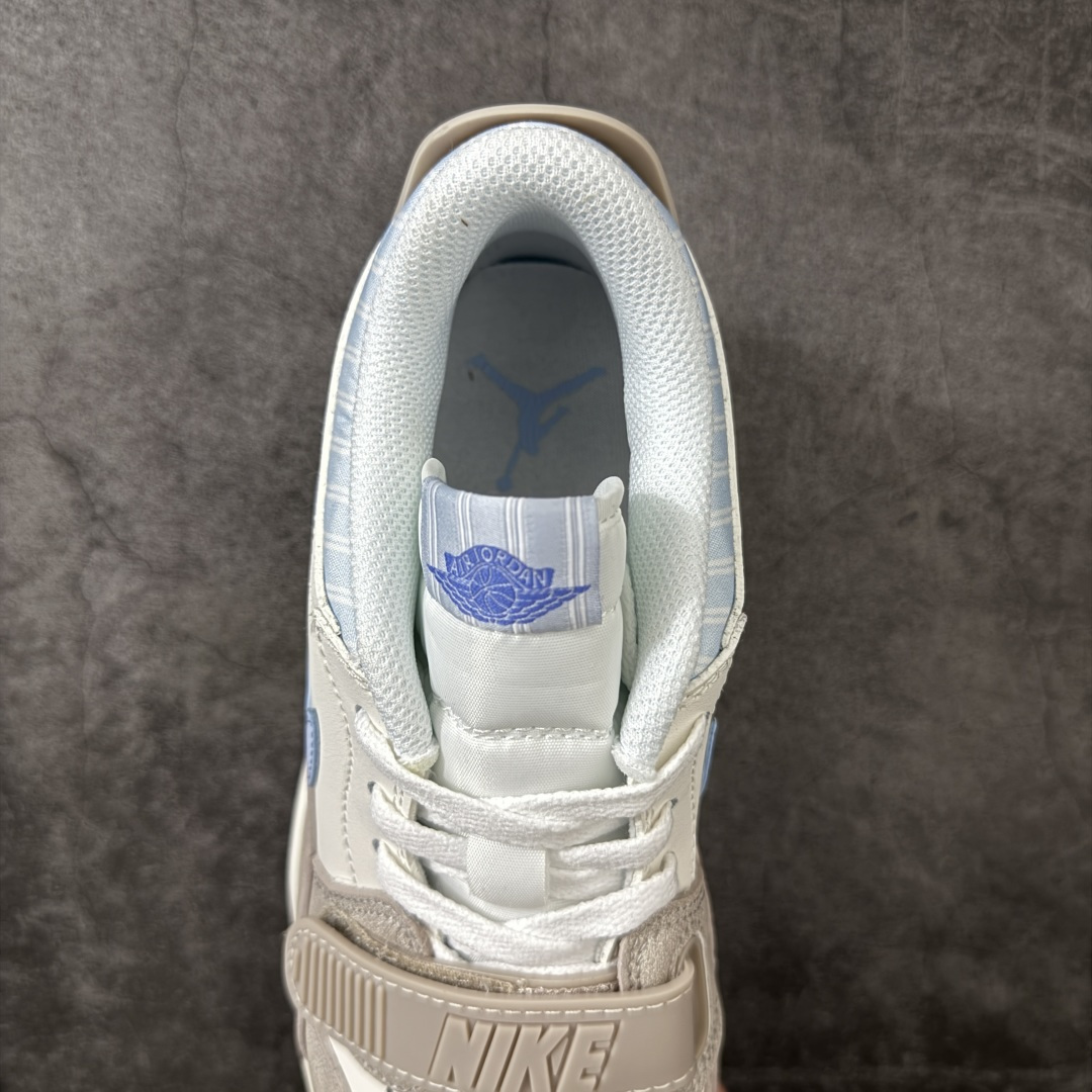 图片[8]-【纯原N版】Air Jordan Legacy AJ312 Low 低帮复古篮球鞋灰蓝 IR7563-141 市场最强独一档产物 全套原纸板楦头开发 原厂大底磨具加持立体防滑纹理 原档数据后跟TPU子母扣魔术贴 原装可视Air Sole气垫 原汁原味最完美的312代版型 唯一正确鞋头趴度弧度高度鞋身腰线 进口港宝加持 后跟自然饱满 全鞋荧光划线卡点 追求极致完美 每一双都是工艺品 多重QC质检 超越公司货的品控标准 实实在在的免检产品 鞋身采用了皮革材质打造 横跨鞋面的魔术贴十分吸睛 侧面的Swoosh Logo的一部分被鞋面遮挡了一部分 颇具玩味 魔术贴上标有NK标识 而鞋舌上是Jordan的经典红色飞翼Logo 后跟和鞋底均采用了AJ3的设计 后跟上同样也使用了经典的爆裂纹图案 尺码：36-47.5-选品中心