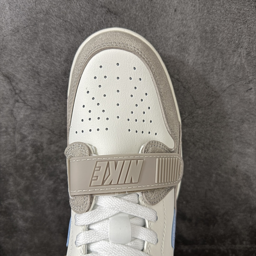 图片[5]-【纯原N版】Air Jordan Legacy AJ312 Low 低帮复古篮球鞋灰蓝 IR7563-141 市场最强独一档产物 全套原纸板楦头开发 原厂大底磨具加持立体防滑纹理 原档数据后跟TPU子母扣魔术贴 原装可视Air Sole气垫 原汁原味最完美的312代版型 唯一正确鞋头趴度弧度高度鞋身腰线 进口港宝加持 后跟自然饱满 全鞋荧光划线卡点 追求极致完美 每一双都是工艺品 多重QC质检 超越公司货的品控标准 实实在在的免检产品 鞋身采用了皮革材质打造 横跨鞋面的魔术贴十分吸睛 侧面的Swoosh Logo的一部分被鞋面遮挡了一部分 颇具玩味 魔术贴上标有NK标识 而鞋舌上是Jordan的经典红色飞翼Logo 后跟和鞋底均采用了AJ3的设计 后跟上同样也使用了经典的爆裂纹图案 尺码：36-47.5-选品中心