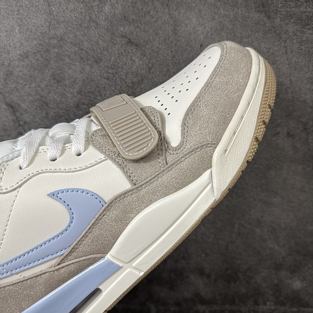 图片[6]-【纯原N版】Air Jordan Legacy AJ312 Low 低帮复古篮球鞋灰蓝 IR7563-141 市场最强独一档产物 全套原纸板楦头开发 原厂大底磨具加持立体防滑纹理 原档数据后跟TPU子母扣魔术贴 原装可视Air Sole气垫 原汁原味最完美的312代版型 唯一正确鞋头趴度弧度高度鞋身腰线 进口港宝加持 后跟自然饱满 全鞋荧光划线卡点 追求极致完美 每一双都是工艺品 多重QC质检 超越公司货的品控标准 实实在在的免检产品 鞋身采用了皮革材质打造 横跨鞋面的魔术贴十分吸睛 侧面的Swoosh Logo的一部分被鞋面遮挡了一部分 颇具玩味 魔术贴上标有NK标识 而鞋舌上是Jordan的经典红色飞翼Logo 后跟和鞋底均采用了AJ3的设计 后跟上同样也使用了经典的爆裂纹图案 尺码：36-47.5-选品中心