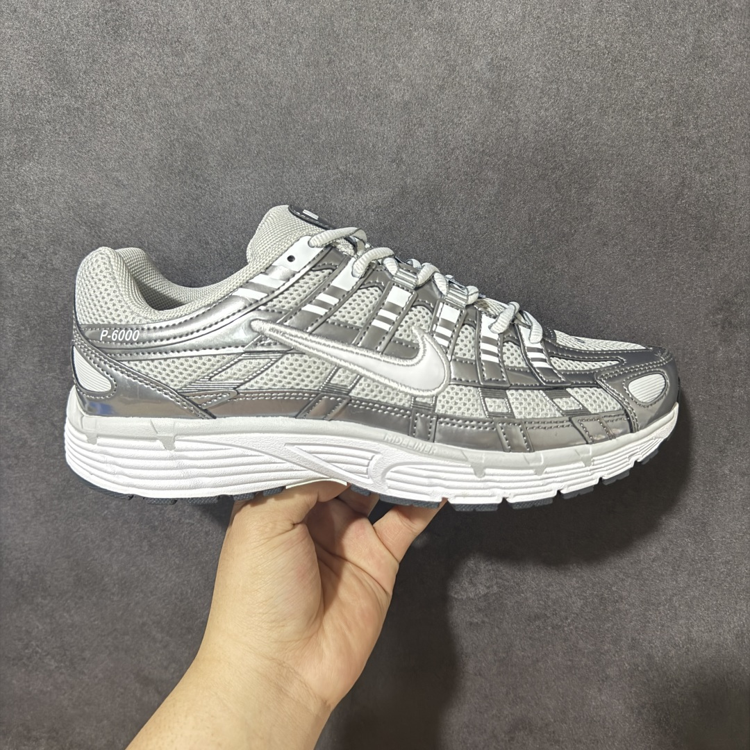 【纯原版】Nike P-6000 复古跑鞋 又能出街又能跑步！Nike p-6000 女子跑鞋内外侧都用了灰色的钩子，采用透气材料，搭配匠心覆面，再现千禧年代的跑鞋风格，塑就大气外观。鞋款秉承 Nike Pegasus 25 和 2006 的设计风格，缔造街头时尚运动风范，同时带来日常穿着舒适感受 货号：IO3496 001 尺码：36 36.5 37.5 38 38.5 39 40 40.5 41 42 42.5 43 44 45-选品中心