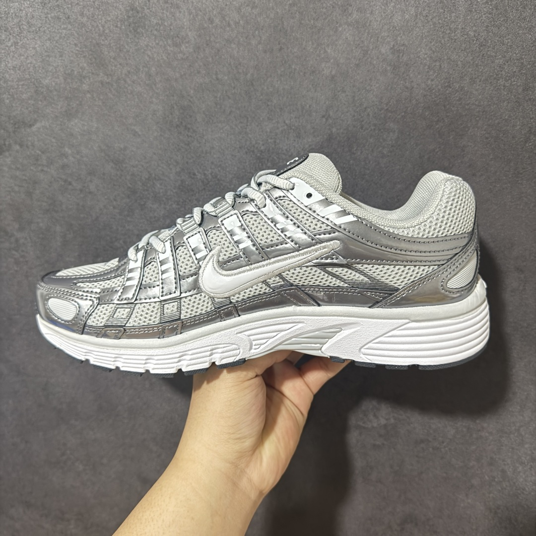 图片[2]-【纯原版】Nike P-6000 复古跑鞋 又能出街又能跑步！Nike p-6000 女子跑鞋内外侧都用了灰色的钩子，采用透气材料，搭配匠心覆面，再现千禧年代的跑鞋风格，塑就大气外观。鞋款秉承 Nike Pegasus 25 和 2006 的设计风格，缔造街头时尚运动风范，同时带来日常穿着舒适感受 货号：IO3496 001 尺码：36 36.5 37.5 38 38.5 39 40 40.5 41 42 42.5 43 44 45-选品中心