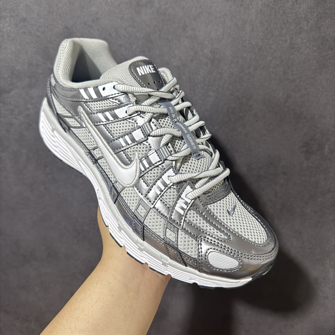 图片[3]-【纯原版】Nike P-6000 复古跑鞋 又能出街又能跑步！Nike p-6000 女子跑鞋内外侧都用了灰色的钩子，采用透气材料，搭配匠心覆面，再现千禧年代的跑鞋风格，塑就大气外观。鞋款秉承 Nike Pegasus 25 和 2006 的设计风格，缔造街头时尚运动风范，同时带来日常穿着舒适感受 货号：IO3496 001 尺码：36 36.5 37.5 38 38.5 39 40 40.5 41 42 42.5 43 44 45-选品中心