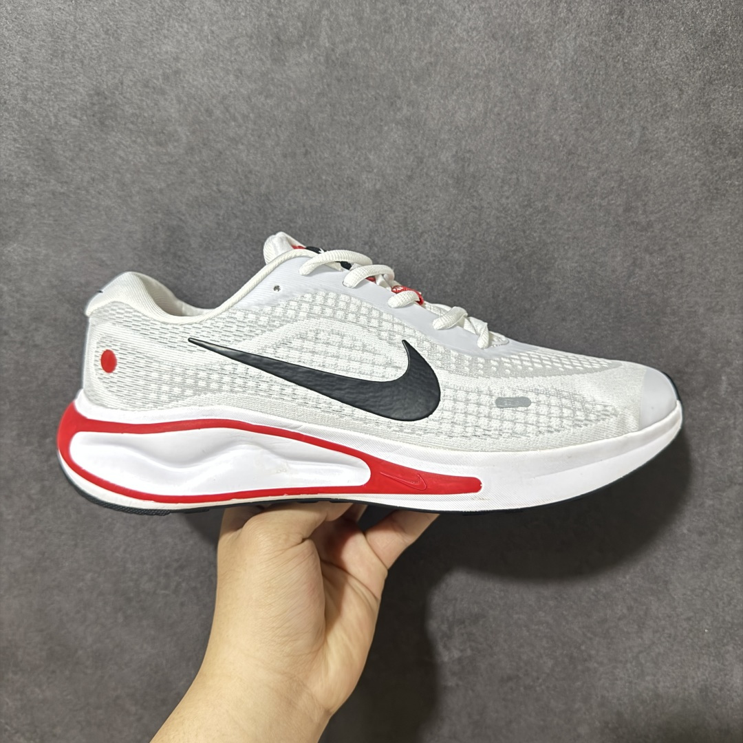 特价【GQ福利】平台订单 # Nike Journey Run 跑鞋 使用了新型的缓震材料 脚感偏韧 后跟有加厚的海绵填充 鞋子前掌和后掌做了加宽设计 增加了跑步时的稳定性 织物加网纱的鞋面极好的透气性 尺码：36-45 货号：FN0228-103-选品中心