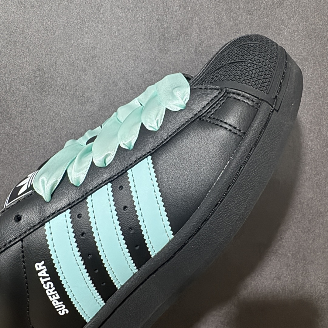 图片[8]-【H11顶级头层版】adidas originals Superstar 2 贝壳头 简约经典 舒适时尚 复古板鞋 男女同款 黑白 货号： 全新升级版 皮料改进至头层原厂皮 原盒 原底原料 开模打造 原厂织唛鞋标 高精密准度 原楦原纸板开发 匹配原版98%以上 后跟垫棉独家呈现 反口里弧度正确 原厂鞋垫 背胶 后跟电绣针数 与正品一致 原厂皮料 原厂车缝线 质感无敌 皮料切割干净 无任何毛边 清洁度细节完美 进口港宝加持 后跟自然饱满 还原公司包裹性 鞋面采用原装数据贴合技术 全方位贴合包裹脚型 鞋跟部鞋底牵引设计 提供强大的抓地性能 更适应不同实战场地路面 尺码：35.5 36 36.5 37.5 38 38.5 39 40 40.5 41 42 42.5 43 44 45-选品中心