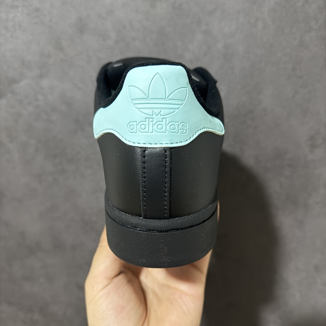 图片[4]-【H11顶级头层版】adidas originals Superstar 2 贝壳头 简约经典 舒适时尚 复古板鞋 男女同款 黑白 货号： 全新升级版 皮料改进至头层原厂皮 原盒 原底原料 开模打造 原厂织唛鞋标 高精密准度 原楦原纸板开发 匹配原版98%以上 后跟垫棉独家呈现 反口里弧度正确 原厂鞋垫 背胶 后跟电绣针数 与正品一致 原厂皮料 原厂车缝线 质感无敌 皮料切割干净 无任何毛边 清洁度细节完美 进口港宝加持 后跟自然饱满 还原公司包裹性 鞋面采用原装数据贴合技术 全方位贴合包裹脚型 鞋跟部鞋底牵引设计 提供强大的抓地性能 更适应不同实战场地路面 尺码：35.5 36 36.5 37.5 38 38.5 39 40 40.5 41 42 42.5 43 44 45-选品中心