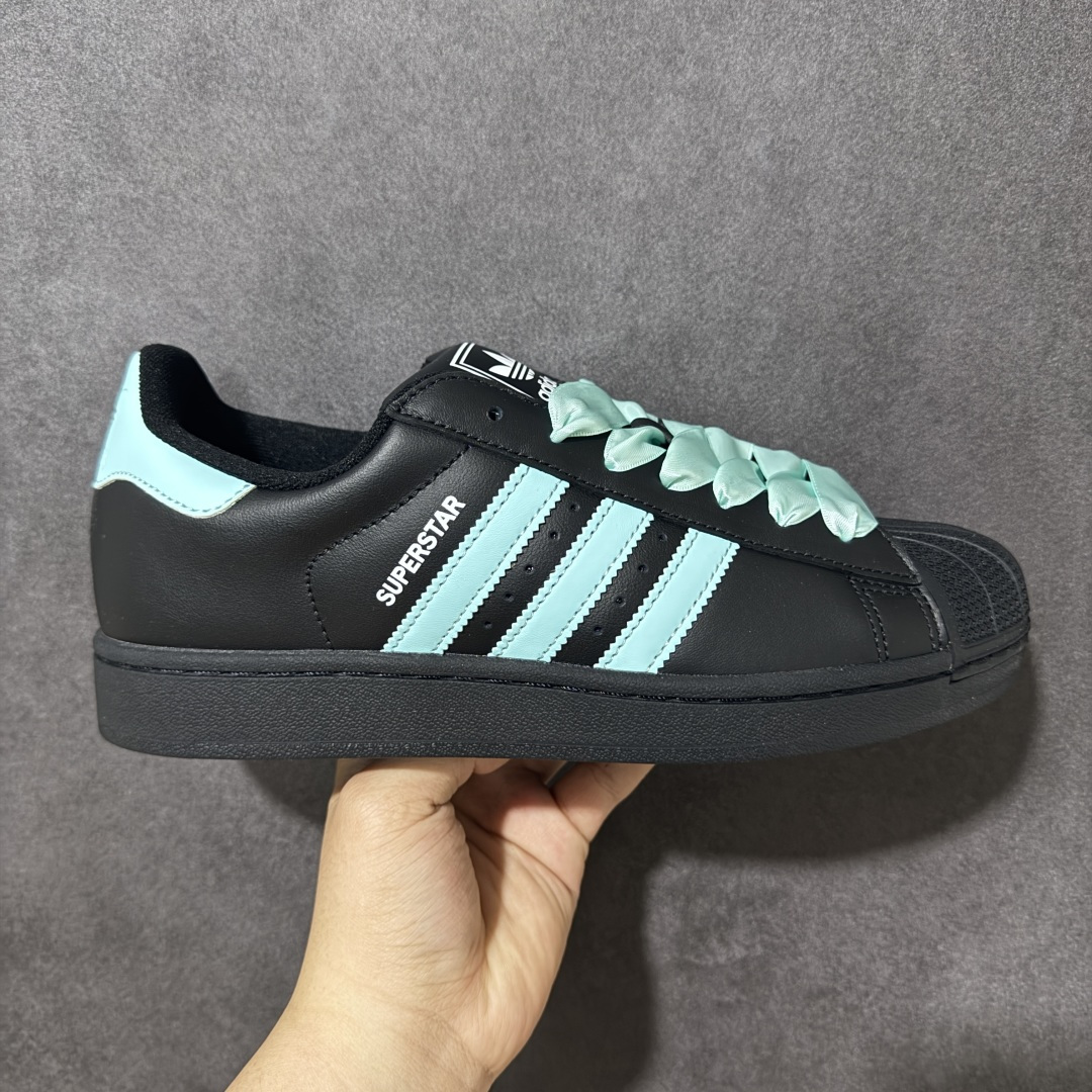 【H11顶级头层版】adidas originals Superstar 2 贝壳头 简约经典 舒适时尚 复古板鞋 男女同款 黑白 货号： 全新升级版 皮料改进至头层原厂皮 原盒 原底原料 开模打造 原厂织唛鞋标 高精密准度 原楦原纸板开发 匹配原版98%以上 后跟垫棉独家呈现 反口里弧度正确 原厂鞋垫 背胶 后跟电绣针数 与正品一致 原厂皮料 原厂车缝线 质感无敌 皮料切割干净 无任何毛边 清洁度细节完美 进口港宝加持 后跟自然饱满 还原公司包裹性 鞋面采用原装数据贴合技术 全方位贴合包裹脚型 鞋跟部鞋底牵引设计 提供强大的抓地性能 更适应不同实战场地路面 尺码：35.5 36 36.5 37.5 38 38.5 39 40 40.5 41 42 42.5 43 44 45-选品中心