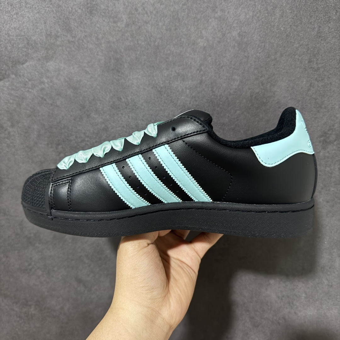 图片[2]-【H11顶级头层版】adidas originals Superstar 2 贝壳头 简约经典 舒适时尚 复古板鞋 男女同款 黑白 货号： 全新升级版 皮料改进至头层原厂皮 原盒 原底原料 开模打造 原厂织唛鞋标 高精密准度 原楦原纸板开发 匹配原版98%以上 后跟垫棉独家呈现 反口里弧度正确 原厂鞋垫 背胶 后跟电绣针数 与正品一致 原厂皮料 原厂车缝线 质感无敌 皮料切割干净 无任何毛边 清洁度细节完美 进口港宝加持 后跟自然饱满 还原公司包裹性 鞋面采用原装数据贴合技术 全方位贴合包裹脚型 鞋跟部鞋底牵引设计 提供强大的抓地性能 更适应不同实战场地路面 尺码：35.5 36 36.5 37.5 38 38.5 39 40 40.5 41 42 42.5 43 44 45-选品中心