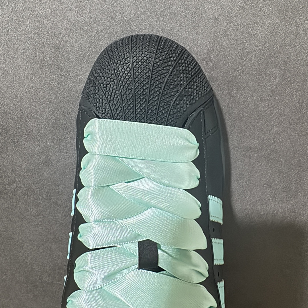 图片[5]-【H11顶级头层版】adidas originals Superstar 2 贝壳头 简约经典 舒适时尚 复古板鞋 男女同款 黑白 货号： 全新升级版 皮料改进至头层原厂皮 原盒 原底原料 开模打造 原厂织唛鞋标 高精密准度 原楦原纸板开发 匹配原版98%以上 后跟垫棉独家呈现 反口里弧度正确 原厂鞋垫 背胶 后跟电绣针数 与正品一致 原厂皮料 原厂车缝线 质感无敌 皮料切割干净 无任何毛边 清洁度细节完美 进口港宝加持 后跟自然饱满 还原公司包裹性 鞋面采用原装数据贴合技术 全方位贴合包裹脚型 鞋跟部鞋底牵引设计 提供强大的抓地性能 更适应不同实战场地路面 尺码：35.5 36 36.5 37.5 38 38.5 39 40 40.5 41 42 42.5 43 44 45-选品中心