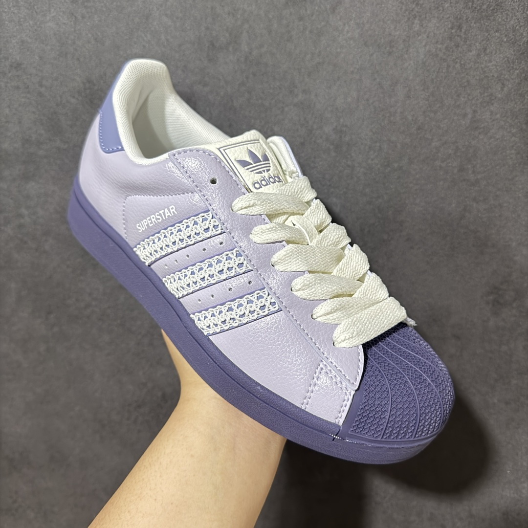 图片[3]-【H11顶级头层版】adidas originals Superstar 2 贝壳头 简约经典 舒适时尚 复古板鞋 男女同款 黑白 货号：KJ4210 全新升级版 皮料改进至头层原厂皮 原盒 原底原料 开模打造 原厂织唛鞋标 高精密准度 原楦原纸板开发 匹配原版98%以上 后跟垫棉独家呈现 反口里弧度正确 原厂鞋垫 背胶 后跟电绣针数 与正品一致 原厂皮料 原厂车缝线 质感无敌 皮料切割干净 无任何毛边 清洁度细节完美 进口港宝加持 后跟自然饱满 还原公司包裹性 鞋面采用原装数据贴合技术 全方位贴合包裹脚型 鞋跟部鞋底牵引设计 提供强大的抓地性能 更适应不同实战场地路面 尺码：35.5 36 36.5 37.5 38 38.5 39 40 40.5 41 42 42.5 43 44 45-选品中心