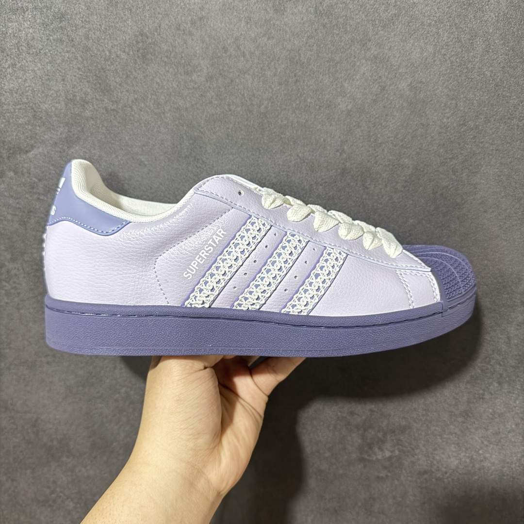 【H11顶级头层版】adidas originals Superstar 2 贝壳头 简约经典 舒适时尚 复古板鞋 男女同款 黑白 货号：KJ4210 全新升级版 皮料改进至头层原厂皮 原盒 原底原料 开模打造 原厂织唛鞋标 高精密准度 原楦原纸板开发 匹配原版98%以上 后跟垫棉独家呈现 反口里弧度正确 原厂鞋垫 背胶 后跟电绣针数 与正品一致 原厂皮料 原厂车缝线 质感无敌 皮料切割干净 无任何毛边 清洁度细节完美 进口港宝加持 后跟自然饱满 还原公司包裹性 鞋面采用原装数据贴合技术 全方位贴合包裹脚型 鞋跟部鞋底牵引设计 提供强大的抓地性能 更适应不同实战场地路面 尺码：35.5 36 36.5 37.5 38 38.5 39 40 40.5 41 42 42.5 43 44 45-选品中心