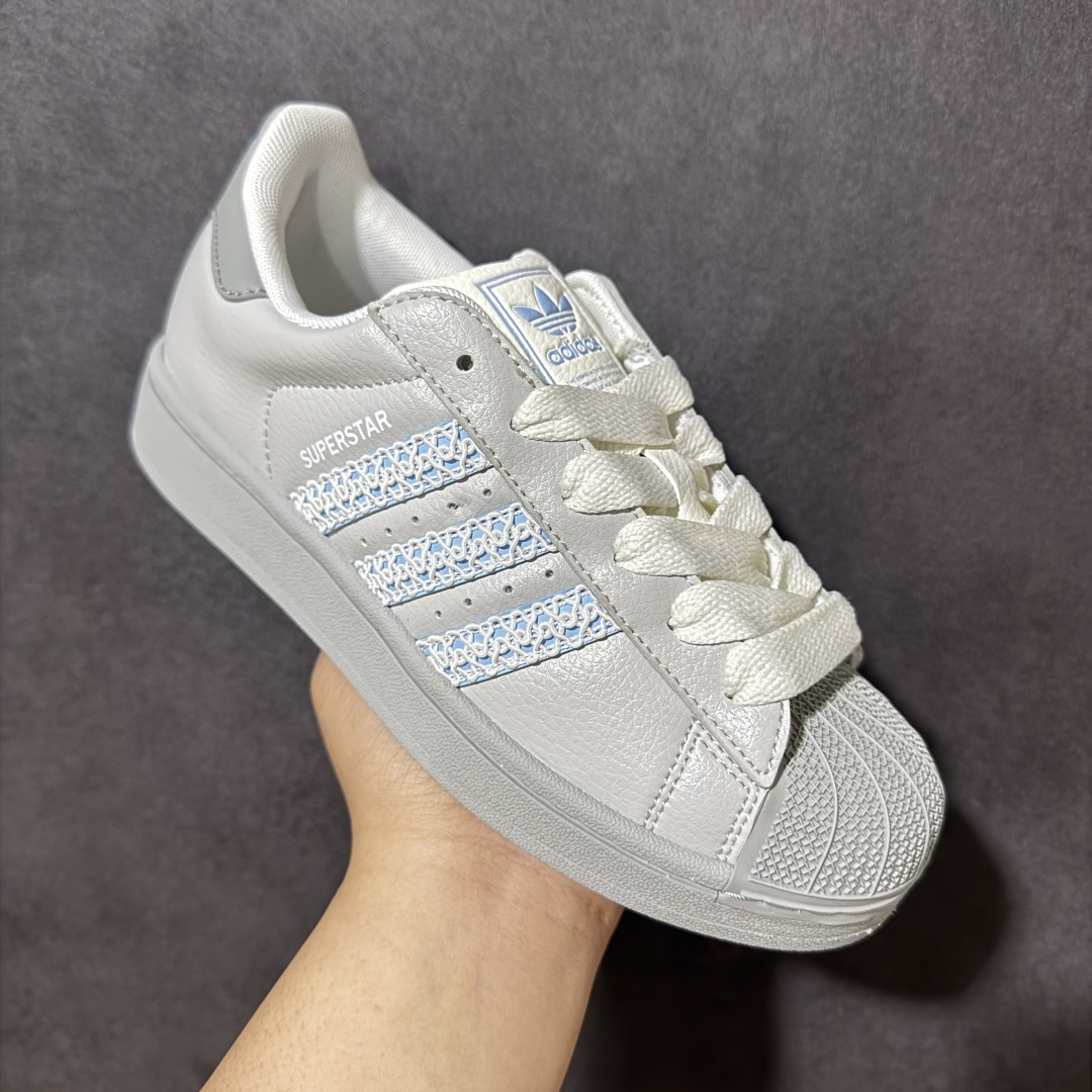 图片[3]-【H11顶级头层版】adidas originals Superstar 2 贝壳头 简约经典 舒适时尚 复古板鞋 男女同款 黑白 货号：JQ8729 全新升级版 皮料改进至头层原厂皮 原盒 原底原料 开模打造 原厂织唛鞋标 高精密准度 原楦原纸板开发 匹配原版98%以上 后跟垫棉独家呈现 反口里弧度正确 原厂鞋垫 背胶 后跟电绣针数 与正品一致 原厂皮料 原厂车缝线 质感无敌 皮料切割干净 无任何毛边 清洁度细节完美 进口港宝加持 后跟自然饱满 还原公司包裹性 鞋面采用原装数据贴合技术 全方位贴合包裹脚型 鞋跟部鞋底牵引设计 提供强大的抓地性能 更适应不同实战场地路面 尺码：35.5 36 36.5 37.5 38 38.5 39 40 40.5 41 42 42.5 43 44 45-选品中心