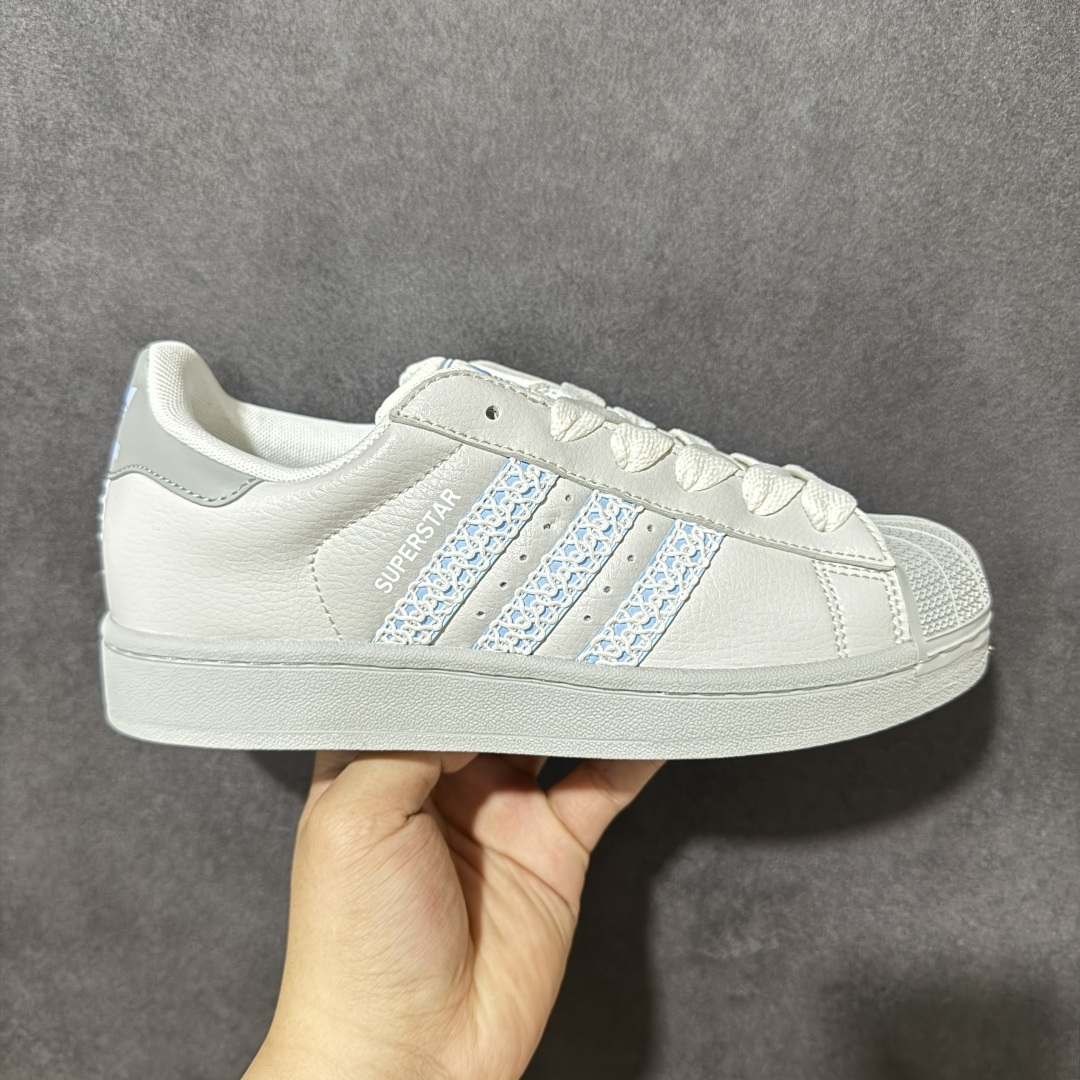 【H11顶级头层版】adidas originals Superstar 2 贝壳头 简约经典 舒适时尚 复古板鞋 男女同款 黑白 货号：JQ8729 全新升级版 皮料改进至头层原厂皮 原盒 原底原料 开模打造 原厂织唛鞋标 高精密准度 原楦原纸板开发 匹配原版98%以上 后跟垫棉独家呈现 反口里弧度正确 原厂鞋垫 背胶 后跟电绣针数 与正品一致 原厂皮料 原厂车缝线 质感无敌 皮料切割干净 无任何毛边 清洁度细节完美 进口港宝加持 后跟自然饱满 还原公司包裹性 鞋面采用原装数据贴合技术 全方位贴合包裹脚型 鞋跟部鞋底牵引设计 提供强大的抓地性能 更适应不同实战场地路面 尺码：35.5 36 36.5 37.5 38 38.5 39 40 40.5 41 42 42.5 43 44 45-选品中心
