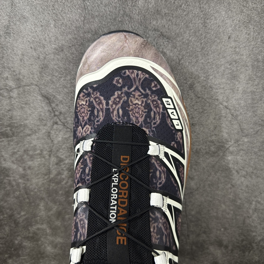 图片[5]-【A1纯原版】Costs x Salomon XT-6 Advanced 萨洛蒙复古潮流户外机能登山跑鞋 纯原外贸平台特供订单 终端供货 耗时半年巨作 全套原纸板楦头开发 原厂特供网布配套加持 确保原汁原味 完美呈现版型 原档数据独家私模五层组合大底 原装Ortholite轻量化鞋垫 中底布带钢印编号 原厂TPU锁扣 进口港宝加持 后跟自然饱满 还原公司包裹性 鞋面以“锯齿”状的包裹系统呈现 在基色底之下加入了各种色点缀 将公司的最新技术和时尚前卫的造型融入耐用的长跑款式中 鞋面由 TPU 薄膜制成 并焊接在高耐磨网眼上 使其既时尚又坚固 由 ACS底盘支撑 可增强稳定性和支撑力 以及由橡胶凸耳 Contragrip外底覆盖的 EVA 缓冲中底 旨在应对崎岖的地形 鞋舌上的彩色Salomon 标签、Quicklace 系统以及鞋头、鞋舌和鞋跟上的附加品牌使细节更加完美 让穿着者可以轻松驾驭户外与通勤下的任何运动生活场景 无缝鞋身户外随意纵横 颜值与脚感兼备 出街通勤 绝对非常吸睛 你值得拥有 尺码：36-46-选品中心