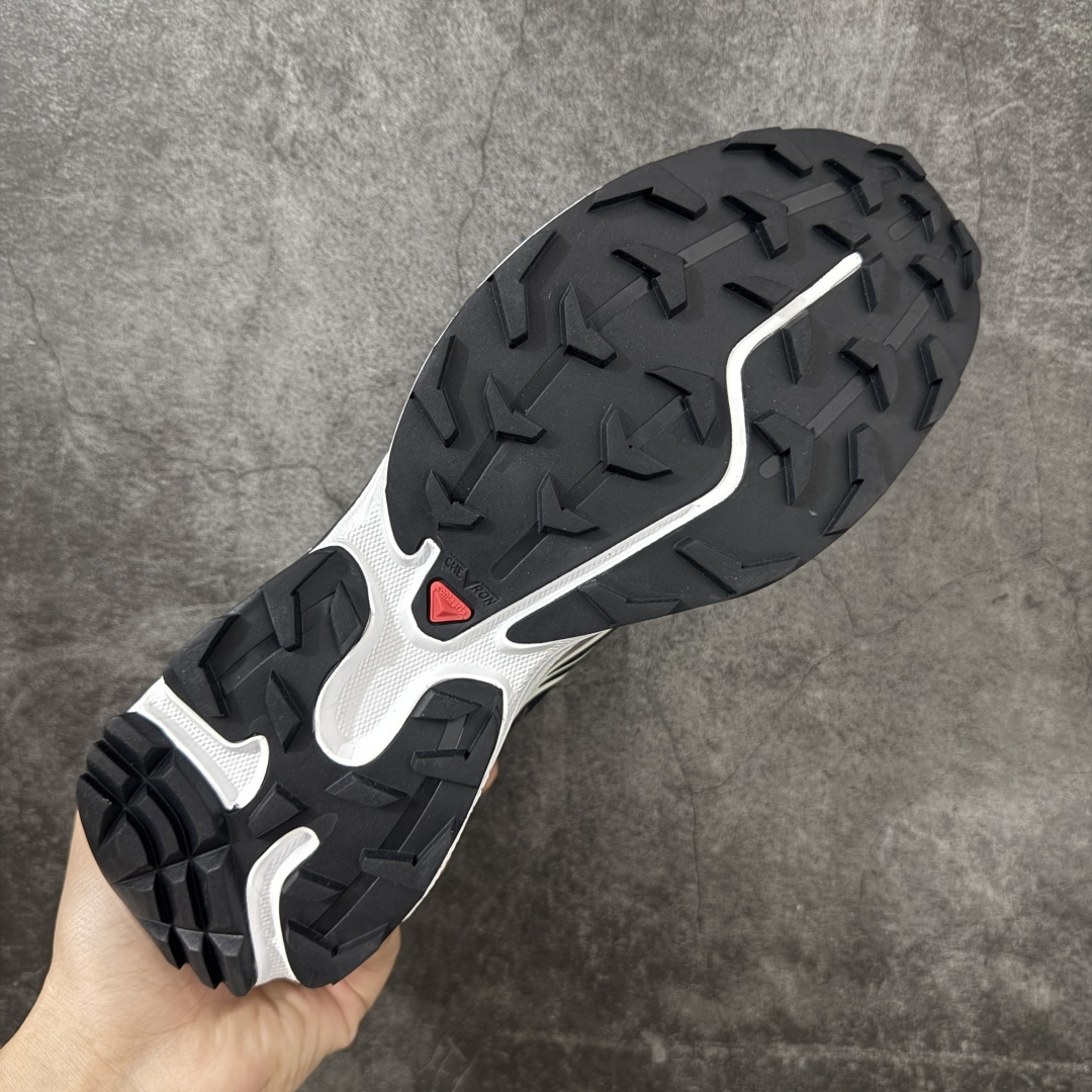 图片[9]-【A1纯原版】Costs x Salomon XT-6 Advanced 萨洛蒙复古潮流户外机能登山跑鞋 纯原外贸平台特供订单 终端供货 耗时半年巨作 全套原纸板楦头开发 原厂特供网布配套加持 确保原汁原味 完美呈现版型 原档数据独家私模五层组合大底 原装Ortholite轻量化鞋垫 中底布带钢印编号 原厂TPU锁扣 进口港宝加持 后跟自然饱满 还原公司包裹性 鞋面以“锯齿”状的包裹系统呈现 在基色底之下加入了各种色点缀 将公司的最新技术和时尚前卫的造型融入耐用的长跑款式中 鞋面由 TPU 薄膜制成 并焊接在高耐磨网眼上 使其既时尚又坚固 由 ACS底盘支撑 可增强稳定性和支撑力 以及由橡胶凸耳 Contragrip外底覆盖的 EVA 缓冲中底 旨在应对崎岖的地形 鞋舌上的彩色Salomon 标签、Quicklace 系统以及鞋头、鞋舌和鞋跟上的附加品牌使细节更加完美 让穿着者可以轻松驾驭户外与通勤下的任何运动生活场景 无缝鞋身户外随意纵横 颜值与脚感兼备 出街通勤 绝对非常吸睛 你值得拥有 尺码：36-46-选品中心