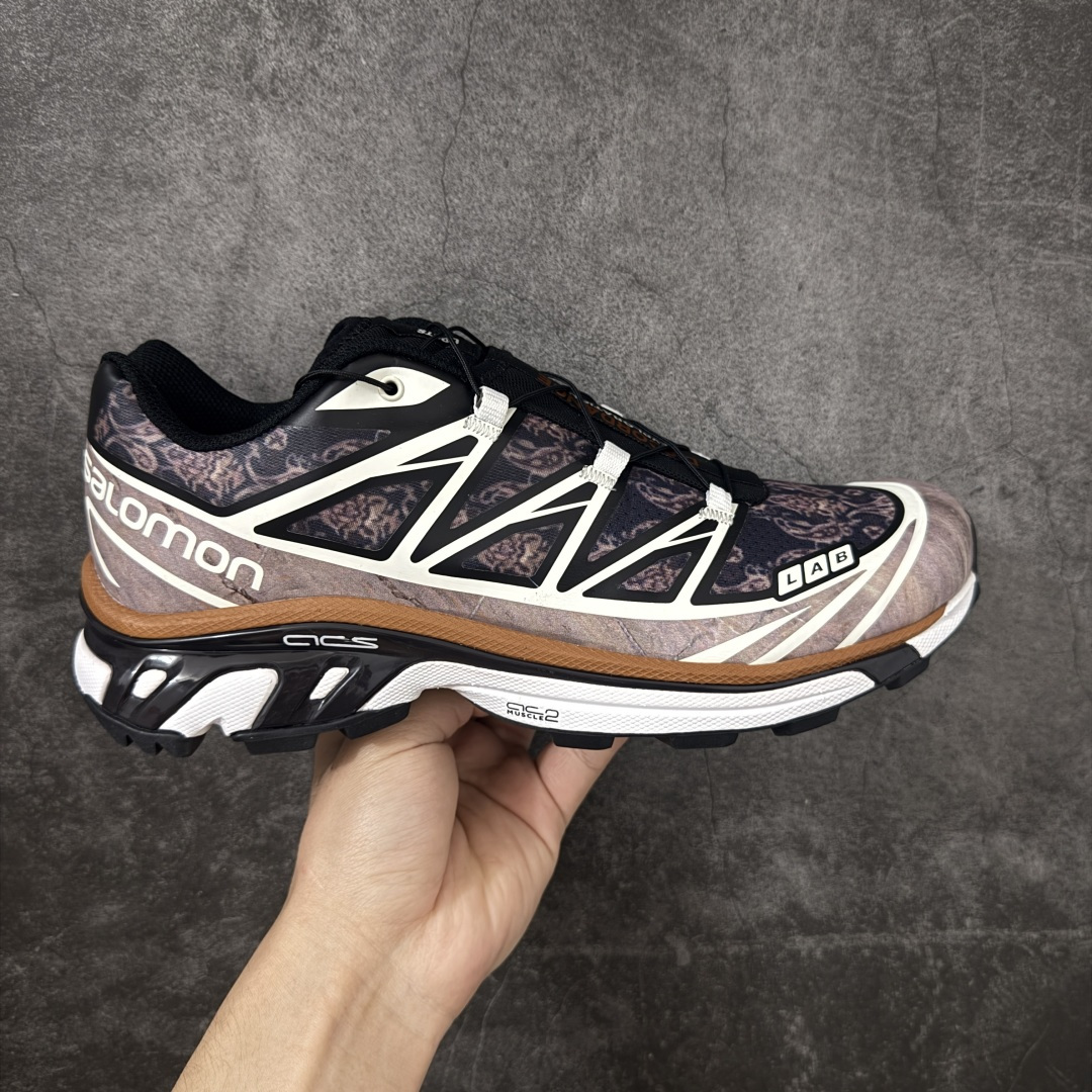【A1纯原版】Costs x Salomon XT-6 Advanced 萨洛蒙复古潮流户外机能登山跑鞋 纯原外贸平台特供订单 终端供货 耗时半年巨作 全套原纸板楦头开发 原厂特供网布配套加持 确保原汁原味 完美呈现版型 原档数据独家私模五层组合大底 原装Ortholite轻量化鞋垫 中底布带钢印编号 原厂TPU锁扣 进口港宝加持 后跟自然饱满 还原公司包裹性 鞋面以“锯齿”状的包裹系统呈现 在基色底之下加入了各种色点缀 将公司的最新技术和时尚前卫的造型融入耐用的长跑款式中 鞋面由 TPU 薄膜制成 并焊接在高耐磨网眼上 使其既时尚又坚固 由 ACS底盘支撑 可增强稳定性和支撑力 以及由橡胶凸耳 Contragrip外底覆盖的 EVA 缓冲中底 旨在应对崎岖的地形 鞋舌上的彩色Salomon 标签、Quicklace 系统以及鞋头、鞋舌和鞋跟上的附加品牌使细节更加完美 让穿着者可以轻松驾驭户外与通勤下的任何运动生活场景 无缝鞋身户外随意纵横 颜值与脚感兼备 出街通勤 绝对非常吸睛 你值得拥有 尺码：36-46-选品中心