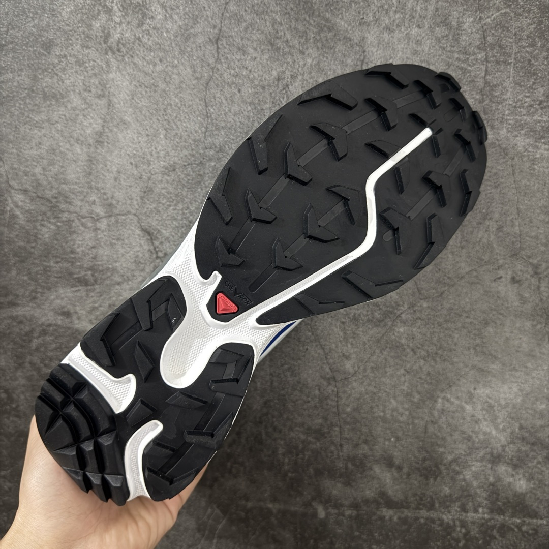 图片[9]-【A1纯原版】Salomon XT-6 Advanced 萨洛蒙复古潮流户外机能登山跑鞋 灰蓝412531 纯原外贸平台特供订单 终端供货 耗时半年巨作 全套原纸板楦头开发 原厂特供网布配套加持 确保原汁原味 完美呈现版型 原档数据独家私模五层组合大底 原装Ortholite轻量化鞋垫 中底布带钢印编号 原厂TPU锁扣 进口港宝加持 后跟自然饱满 还原公司包裹性 鞋面以“锯齿”状的包裹系统呈现 在基色底之下加入了各种色点缀 将公司的最新技术和时尚前卫的造型融入耐用的长跑款式中 鞋面由 TPU 薄膜制成 并焊接在高耐磨网眼上 使其既时尚又坚固 由 ACS底盘支撑 可增强稳定性和支撑力 以及由橡胶凸耳 Contragrip外底覆盖的 EVA 缓冲中底 旨在应对崎岖的地形 鞋舌上的彩色Salomon 标签、Quicklace 系统以及鞋头、鞋舌和鞋跟上的附加品牌使细节更加完美 让穿着者可以轻松驾驭户外与通勤下的任何运动生活场景 无缝鞋身户外随意纵横 颜值与脚感兼备 出街通勤 绝对非常吸睛 你值得拥有 尺码：36-46-选品中心