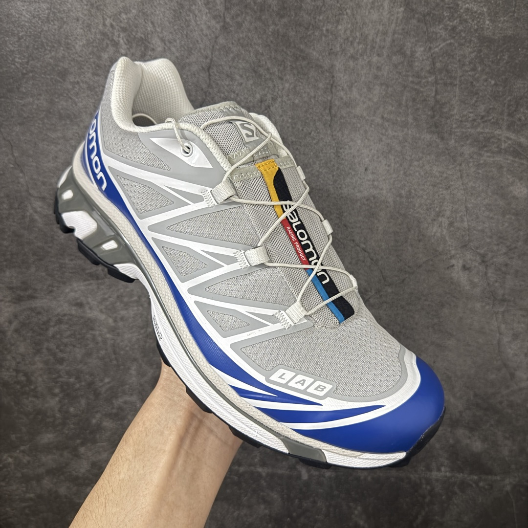 图片[3]-【A1纯原版】Salomon XT-6 Advanced 萨洛蒙复古潮流户外机能登山跑鞋 灰蓝412531 纯原外贸平台特供订单 终端供货 耗时半年巨作 全套原纸板楦头开发 原厂特供网布配套加持 确保原汁原味 完美呈现版型 原档数据独家私模五层组合大底 原装Ortholite轻量化鞋垫 中底布带钢印编号 原厂TPU锁扣 进口港宝加持 后跟自然饱满 还原公司包裹性 鞋面以“锯齿”状的包裹系统呈现 在基色底之下加入了各种色点缀 将公司的最新技术和时尚前卫的造型融入耐用的长跑款式中 鞋面由 TPU 薄膜制成 并焊接在高耐磨网眼上 使其既时尚又坚固 由 ACS底盘支撑 可增强稳定性和支撑力 以及由橡胶凸耳 Contragrip外底覆盖的 EVA 缓冲中底 旨在应对崎岖的地形 鞋舌上的彩色Salomon 标签、Quicklace 系统以及鞋头、鞋舌和鞋跟上的附加品牌使细节更加完美 让穿着者可以轻松驾驭户外与通勤下的任何运动生活场景 无缝鞋身户外随意纵横 颜值与脚感兼备 出街通勤 绝对非常吸睛 你值得拥有 尺码：36-46-选品中心