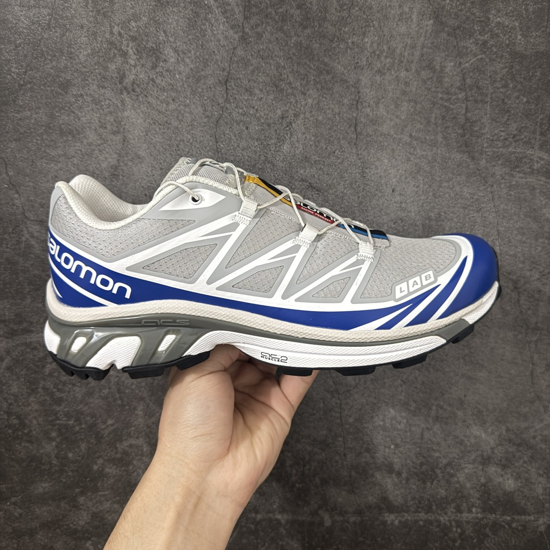 【A1纯原版】Salomon XT-6 Advanced 萨洛蒙复古潮流户外机能登山跑鞋 灰蓝412531 纯原外贸平台特供订单 终端供货 耗时半年巨作 全套原纸板楦头开发 原厂特供网布配套加持 确保原汁原味 完美呈现版型 原档数据独家私模五层组合大底 原装Ortholite轻量化鞋垫 中底布带钢印编号 原厂TPU锁扣 进口港宝加持 后跟自然饱满 还原公司包裹性 鞋面以“锯齿”状的包裹系统呈现 在基色底之下加入了各种色点缀 将公司的最新技术和时尚前卫的造型融入耐用的长跑款式中 鞋面由 TPU 薄膜制成 并焊接在高耐磨网眼上 使其既时尚又坚固 由 ACS底盘支撑 可增强稳定性和支撑力 以及由橡胶凸耳 Contragrip外底覆盖的 EVA 缓冲中底 旨在应对崎岖的地形 鞋舌上的彩色Salomon 标签、Quicklace 系统以及鞋头、鞋舌和鞋跟上的附加品牌使细节更加完美 让穿着者可以轻松驾驭户外与通勤下的任何运动生活场景 无缝鞋身户外随意纵横 颜值与脚感兼备 出街通勤 绝对非常吸睛 你值得拥有 尺码：36-46-选品中心