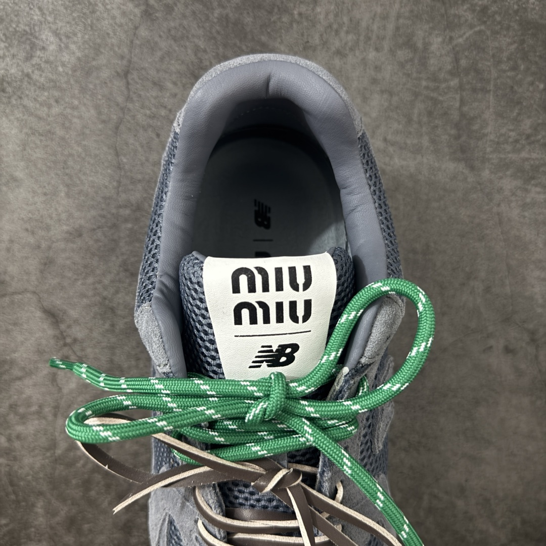 图片[8]-【海淘礼盒版】Miumiu x New Balance NB530 新百伦缪缪联名款复古运动鞋 全套原楦原纸板原厂数据开发 原厂三文治网纱 原装进口羊皮加羊反绒正确绒感卡色 正确中底拉帮中底纸板满印细节 冲裁组合 匠心打造 耗时两个月开发完成 工艺极其复杂难度可想而知 新开独立私模大底 全网唯一正确私模大底 高端零售专供产物 这双变奏版本的530 SL 有着抢眼的双鞋带系统 以撞色的拼接感带出不同以往的风格 同时透过网眼面料与麂皮呈现复古质地 除了极为受到欢迎的棕色调之外 还推出了轻盈的裸白色系 而双方的联名徽标则展现在鞋舌以及内里衬底之上 搭配棉质和皮革的双重鞋带设计呈现出不俗的质感 此番的一大亮点就是将原来的ABZORB 鞋底更换为超薄外底 诠释Y2K风造型 鞋舌上的\”MiuMiu\”和\”NB\”Logo彰显联名身份 整双鞋带来浓浓的复古氛围 尺码：35-44-选品中心