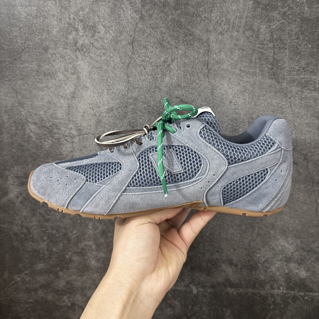 图片[2]-【海淘礼盒版】Miumiu x New Balance NB530 新百伦缪缪联名款复古运动鞋 全套原楦原纸板原厂数据开发 原厂三文治网纱 原装进口羊皮加羊反绒正确绒感卡色 正确中底拉帮中底纸板满印细节 冲裁组合 匠心打造 耗时两个月开发完成 工艺极其复杂难度可想而知 新开独立私模大底 全网唯一正确私模大底 高端零售专供产物 这双变奏版本的530 SL 有着抢眼的双鞋带系统 以撞色的拼接感带出不同以往的风格 同时透过网眼面料与麂皮呈现复古质地 除了极为受到欢迎的棕色调之外 还推出了轻盈的裸白色系 而双方的联名徽标则展现在鞋舌以及内里衬底之上 搭配棉质和皮革的双重鞋带设计呈现出不俗的质感 此番的一大亮点就是将原来的ABZORB 鞋底更换为超薄外底 诠释Y2K风造型 鞋舌上的\”MiuMiu\”和\”NB\”Logo彰显联名身份 整双鞋带来浓浓的复古氛围 尺码：35-44-选品中心