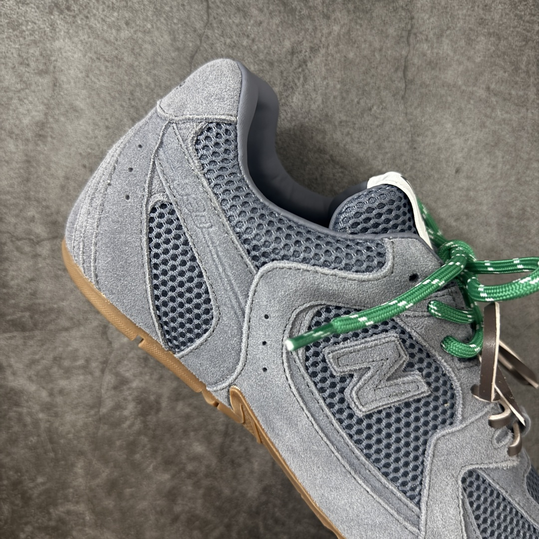 图片[7]-【海淘礼盒版】Miumiu x New Balance NB530 新百伦缪缪联名款复古运动鞋 全套原楦原纸板原厂数据开发 原厂三文治网纱 原装进口羊皮加羊反绒正确绒感卡色 正确中底拉帮中底纸板满印细节 冲裁组合 匠心打造 耗时两个月开发完成 工艺极其复杂难度可想而知 新开独立私模大底 全网唯一正确私模大底 高端零售专供产物 这双变奏版本的530 SL 有着抢眼的双鞋带系统 以撞色的拼接感带出不同以往的风格 同时透过网眼面料与麂皮呈现复古质地 除了极为受到欢迎的棕色调之外 还推出了轻盈的裸白色系 而双方的联名徽标则展现在鞋舌以及内里衬底之上 搭配棉质和皮革的双重鞋带设计呈现出不俗的质感 此番的一大亮点就是将原来的ABZORB 鞋底更换为超薄外底 诠释Y2K风造型 鞋舌上的\”MiuMiu\”和\”NB\”Logo彰显联名身份 整双鞋带来浓浓的复古氛围 尺码：35-44-选品中心