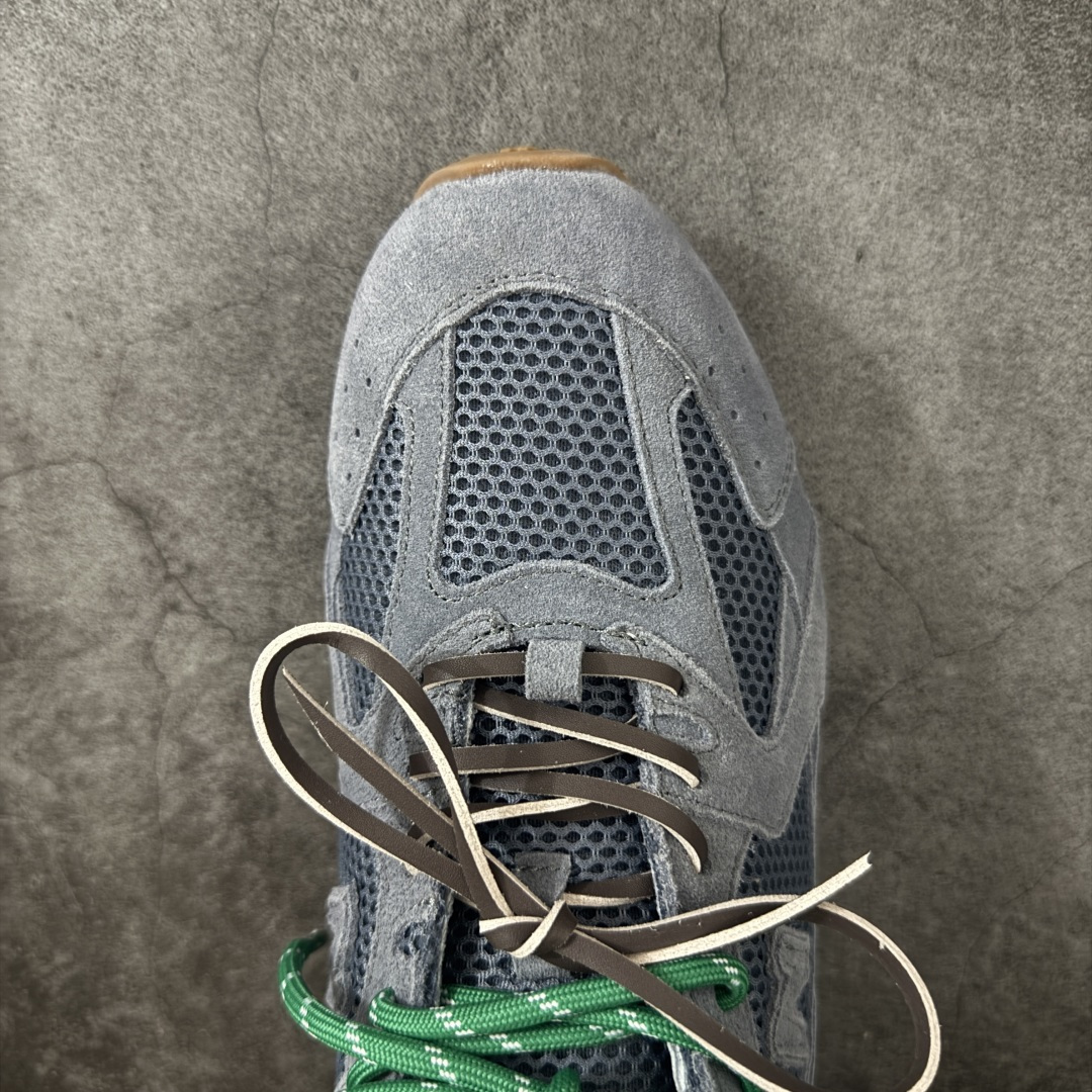 图片[5]-【海淘礼盒版】Miumiu x New Balance NB530 新百伦缪缪联名款复古运动鞋 全套原楦原纸板原厂数据开发 原厂三文治网纱 原装进口羊皮加羊反绒正确绒感卡色 正确中底拉帮中底纸板满印细节 冲裁组合 匠心打造 耗时两个月开发完成 工艺极其复杂难度可想而知 新开独立私模大底 全网唯一正确私模大底 高端零售专供产物 这双变奏版本的530 SL 有着抢眼的双鞋带系统 以撞色的拼接感带出不同以往的风格 同时透过网眼面料与麂皮呈现复古质地 除了极为受到欢迎的棕色调之外 还推出了轻盈的裸白色系 而双方的联名徽标则展现在鞋舌以及内里衬底之上 搭配棉质和皮革的双重鞋带设计呈现出不俗的质感 此番的一大亮点就是将原来的ABZORB 鞋底更换为超薄外底 诠释Y2K风造型 鞋舌上的\”MiuMiu\”和\”NB\”Logo彰显联名身份 整双鞋带来浓浓的复古氛围 尺码：35-44-选品中心