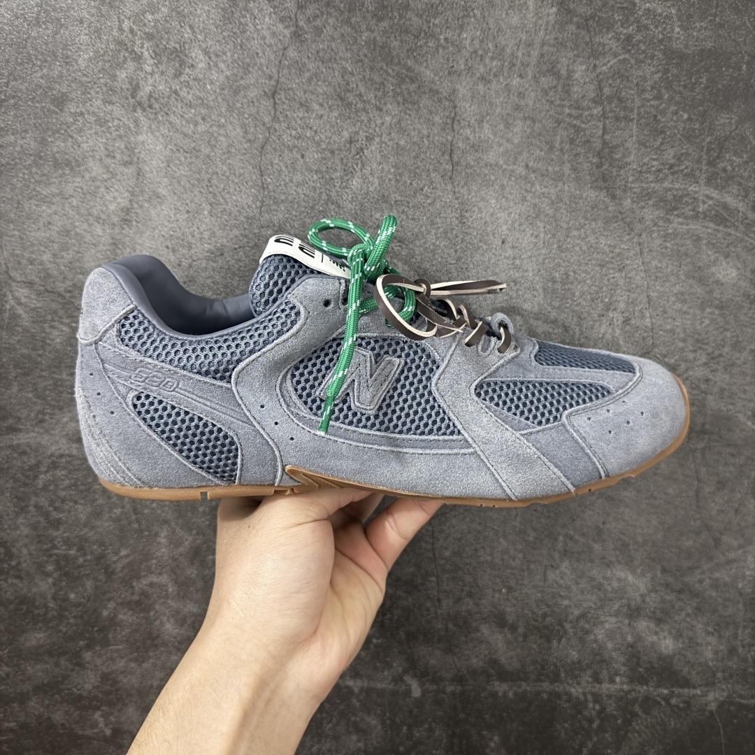 【海淘礼盒版】Miumiu x New Balance NB530 新百伦缪缪联名款复古运动鞋 全套原楦原纸板原厂数据开发 原厂三文治网纱 原装进口羊皮加羊反绒正确绒感卡色 正确中底拉帮中底纸板满印细节 冲裁组合 匠心打造 耗时两个月开发完成 工艺极其复杂难度可想而知 新开独立私模大底 全网唯一正确私模大底 高端零售专供产物 这双变奏版本的530 SL 有着抢眼的双鞋带系统 以撞色的拼接感带出不同以往的风格 同时透过网眼面料与麂皮呈现复古质地 除了极为受到欢迎的棕色调之外 还推出了轻盈的裸白色系 而双方的联名徽标则展现在鞋舌以及内里衬底之上 搭配棉质和皮革的双重鞋带设计呈现出不俗的质感 此番的一大亮点就是将原来的ABZORB 鞋底更换为超薄外底 诠释Y2K风造型 鞋舌上的\