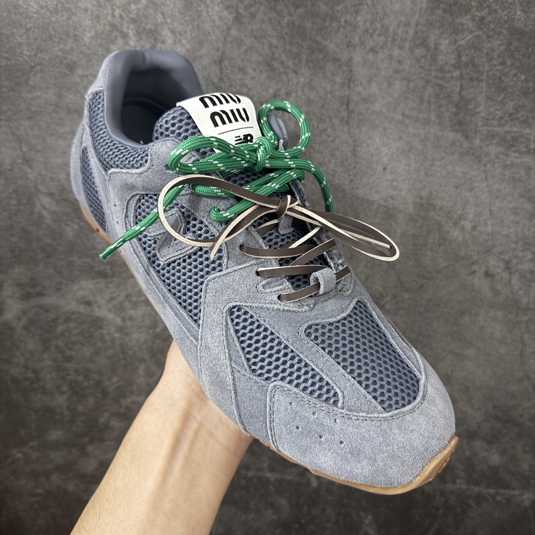 图片[3]-【海淘礼盒版】Miumiu x New Balance NB530 新百伦缪缪联名款复古运动鞋 全套原楦原纸板原厂数据开发 原厂三文治网纱 原装进口羊皮加羊反绒正确绒感卡色 正确中底拉帮中底纸板满印细节 冲裁组合 匠心打造 耗时两个月开发完成 工艺极其复杂难度可想而知 新开独立私模大底 全网唯一正确私模大底 高端零售专供产物 这双变奏版本的530 SL 有着抢眼的双鞋带系统 以撞色的拼接感带出不同以往的风格 同时透过网眼面料与麂皮呈现复古质地 除了极为受到欢迎的棕色调之外 还推出了轻盈的裸白色系 而双方的联名徽标则展现在鞋舌以及内里衬底之上 搭配棉质和皮革的双重鞋带设计呈现出不俗的质感 此番的一大亮点就是将原来的ABZORB 鞋底更换为超薄外底 诠释Y2K风造型 鞋舌上的\”MiuMiu\”和\”NB\”Logo彰显联名身份 整双鞋带来浓浓的复古氛围 尺码：35-44-选品中心