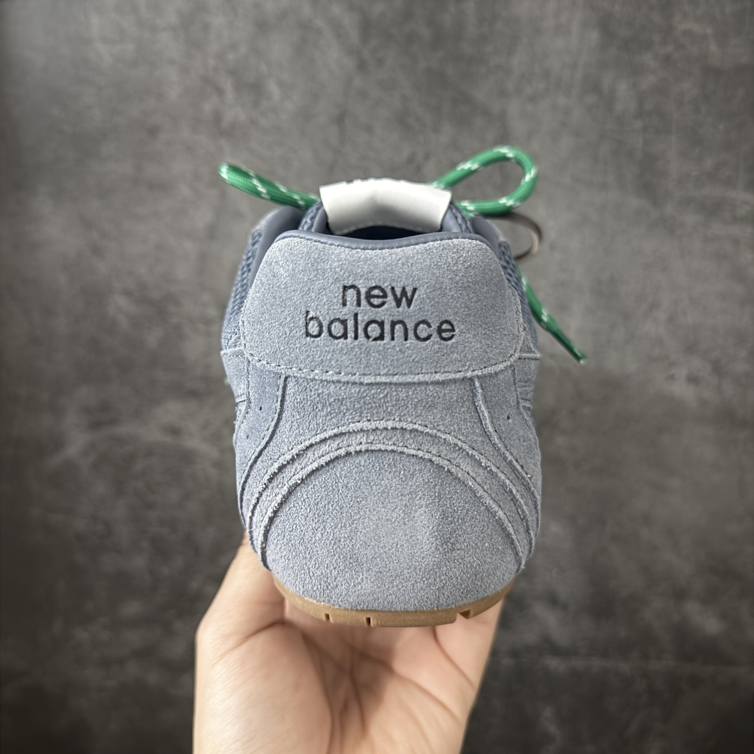 图片[4]-【海淘礼盒版】Miumiu x New Balance NB530 新百伦缪缪联名款复古运动鞋 全套原楦原纸板原厂数据开发 原厂三文治网纱 原装进口羊皮加羊反绒正确绒感卡色 正确中底拉帮中底纸板满印细节 冲裁组合 匠心打造 耗时两个月开发完成 工艺极其复杂难度可想而知 新开独立私模大底 全网唯一正确私模大底 高端零售专供产物 这双变奏版本的530 SL 有着抢眼的双鞋带系统 以撞色的拼接感带出不同以往的风格 同时透过网眼面料与麂皮呈现复古质地 除了极为受到欢迎的棕色调之外 还推出了轻盈的裸白色系 而双方的联名徽标则展现在鞋舌以及内里衬底之上 搭配棉质和皮革的双重鞋带设计呈现出不俗的质感 此番的一大亮点就是将原来的ABZORB 鞋底更换为超薄外底 诠释Y2K风造型 鞋舌上的\”MiuMiu\”和\”NB\”Logo彰显联名身份 整双鞋带来浓浓的复古氛围 尺码：35-44-选品中心