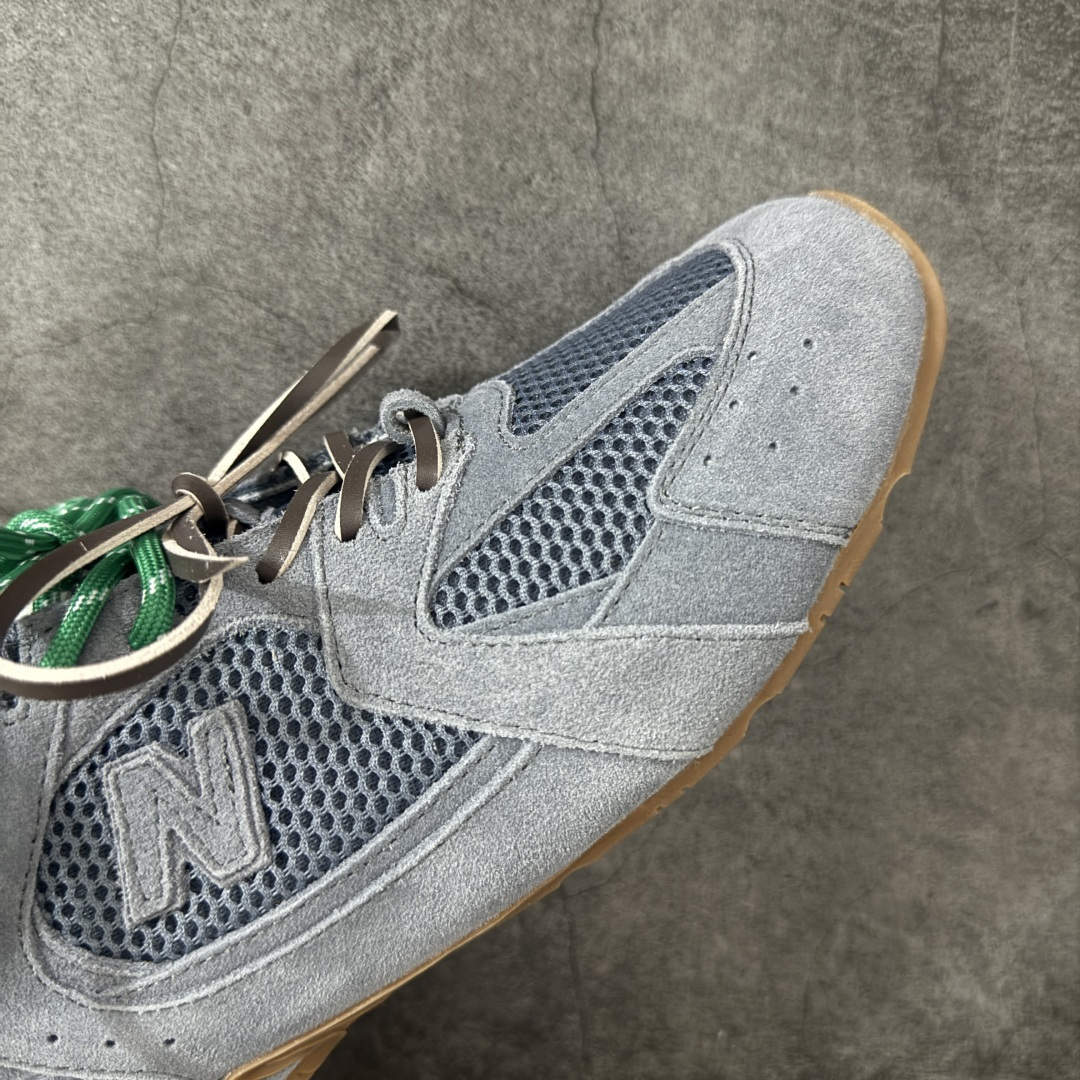图片[6]-【海淘礼盒版】Miumiu x New Balance NB530 新百伦缪缪联名款复古运动鞋 全套原楦原纸板原厂数据开发 原厂三文治网纱 原装进口羊皮加羊反绒正确绒感卡色 正确中底拉帮中底纸板满印细节 冲裁组合 匠心打造 耗时两个月开发完成 工艺极其复杂难度可想而知 新开独立私模大底 全网唯一正确私模大底 高端零售专供产物 这双变奏版本的530 SL 有着抢眼的双鞋带系统 以撞色的拼接感带出不同以往的风格 同时透过网眼面料与麂皮呈现复古质地 除了极为受到欢迎的棕色调之外 还推出了轻盈的裸白色系 而双方的联名徽标则展现在鞋舌以及内里衬底之上 搭配棉质和皮革的双重鞋带设计呈现出不俗的质感 此番的一大亮点就是将原来的ABZORB 鞋底更换为超薄外底 诠释Y2K风造型 鞋舌上的\”MiuMiu\”和\”NB\”Logo彰显联名身份 整双鞋带来浓浓的复古氛围 尺码：35-44-选品中心