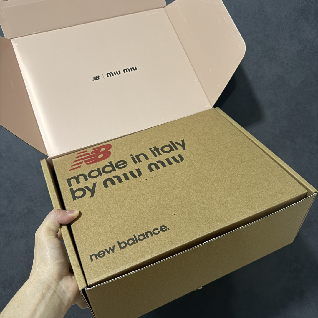 图片[13]-【海淘礼盒版】Miumiu x New Balance NB530 新百伦缪缪联名款复古运动鞋 全套原楦原纸板原厂数据开发 原厂三文治网纱 原装进口羊皮加羊反绒正确绒感卡色 正确中底拉帮中底纸板满印细节 冲裁组合 匠心打造 耗时两个月开发完成 工艺极其复杂难度可想而知 新开独立私模大底 全网唯一正确私模大底 高端零售专供产物 这双变奏版本的530 SL 有着抢眼的双鞋带系统 以撞色的拼接感带出不同以往的风格 同时透过网眼面料与麂皮呈现复古质地 除了极为受到欢迎的棕色调之外 还推出了轻盈的裸白色系 而双方的联名徽标则展现在鞋舌以及内里衬底之上 搭配棉质和皮革的双重鞋带设计呈现出不俗的质感 此番的一大亮点就是将原来的ABZORB 鞋底更换为超薄外底 诠释Y2K风造型 鞋舌上的\”MiuMiu\”和\”NB\”Logo彰显联名身份 整双鞋带来浓浓的复古氛围 尺码：35-44-选品中心