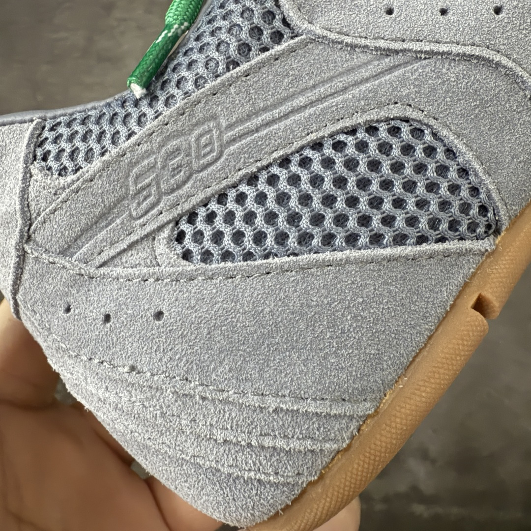 图片[4]-【海淘礼盒版】Miumiu x New Balance NB530 新百伦缪缪联名款复古运动鞋 全套原楦原纸板原厂数据开发 原厂三文治网纱 原装进口羊皮加羊反绒正确绒感卡色 正确中底拉帮中底纸板满印细节 冲裁组合 匠心打造 耗时两个月开发完成 工艺极其复杂难度可想而知 新开独立私模大底 全网唯一正确私模大底 高端零售专供产物 这双变奏版本的530 SL 有着抢眼的双鞋带系统 以撞色的拼接感带出不同以往的风格 同时透过网眼面料与麂皮呈现复古质地 除了极为受到欢迎的棕色调之外 还推出了轻盈的裸白色系 而双方的联名徽标则展现在鞋舌以及内里衬底之上 搭配棉质和皮革的双重鞋带设计呈现出不俗的质感 此番的一大亮点就是将原来的ABZORB 鞋底更换为超薄外底 诠释Y2K风造型 鞋舌上的\”MiuMiu\”和\”NB\”Logo彰显联名身份 整双鞋带来浓浓的复古氛围 尺码：35-44-选品中心