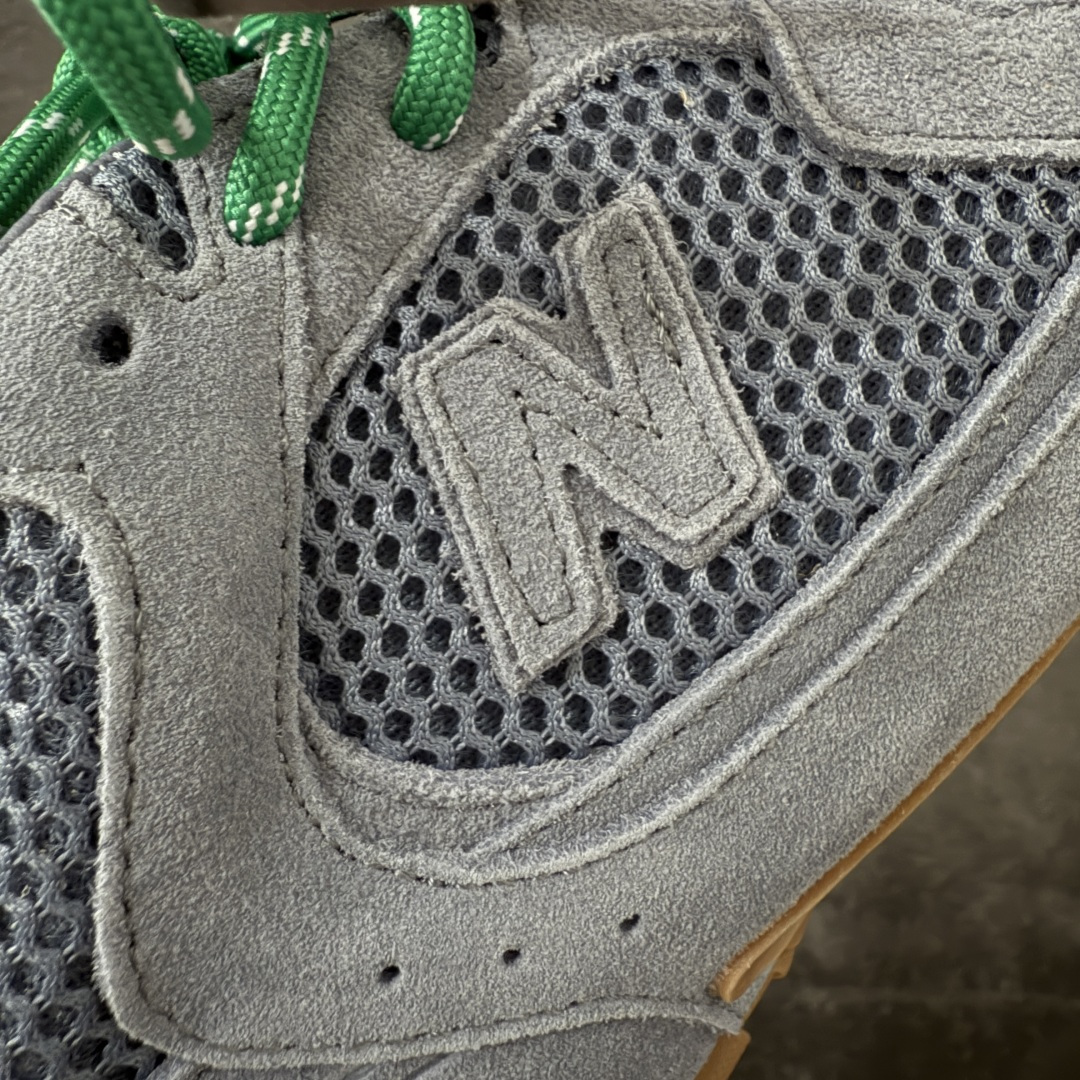 图片[5]-【海淘礼盒版】Miumiu x New Balance NB530 新百伦缪缪联名款复古运动鞋 全套原楦原纸板原厂数据开发 原厂三文治网纱 原装进口羊皮加羊反绒正确绒感卡色 正确中底拉帮中底纸板满印细节 冲裁组合 匠心打造 耗时两个月开发完成 工艺极其复杂难度可想而知 新开独立私模大底 全网唯一正确私模大底 高端零售专供产物 这双变奏版本的530 SL 有着抢眼的双鞋带系统 以撞色的拼接感带出不同以往的风格 同时透过网眼面料与麂皮呈现复古质地 除了极为受到欢迎的棕色调之外 还推出了轻盈的裸白色系 而双方的联名徽标则展现在鞋舌以及内里衬底之上 搭配棉质和皮革的双重鞋带设计呈现出不俗的质感 此番的一大亮点就是将原来的ABZORB 鞋底更换为超薄外底 诠释Y2K风造型 鞋舌上的\”MiuMiu\”和\”NB\”Logo彰显联名身份 整双鞋带来浓浓的复古氛围 尺码：35-44-选品中心