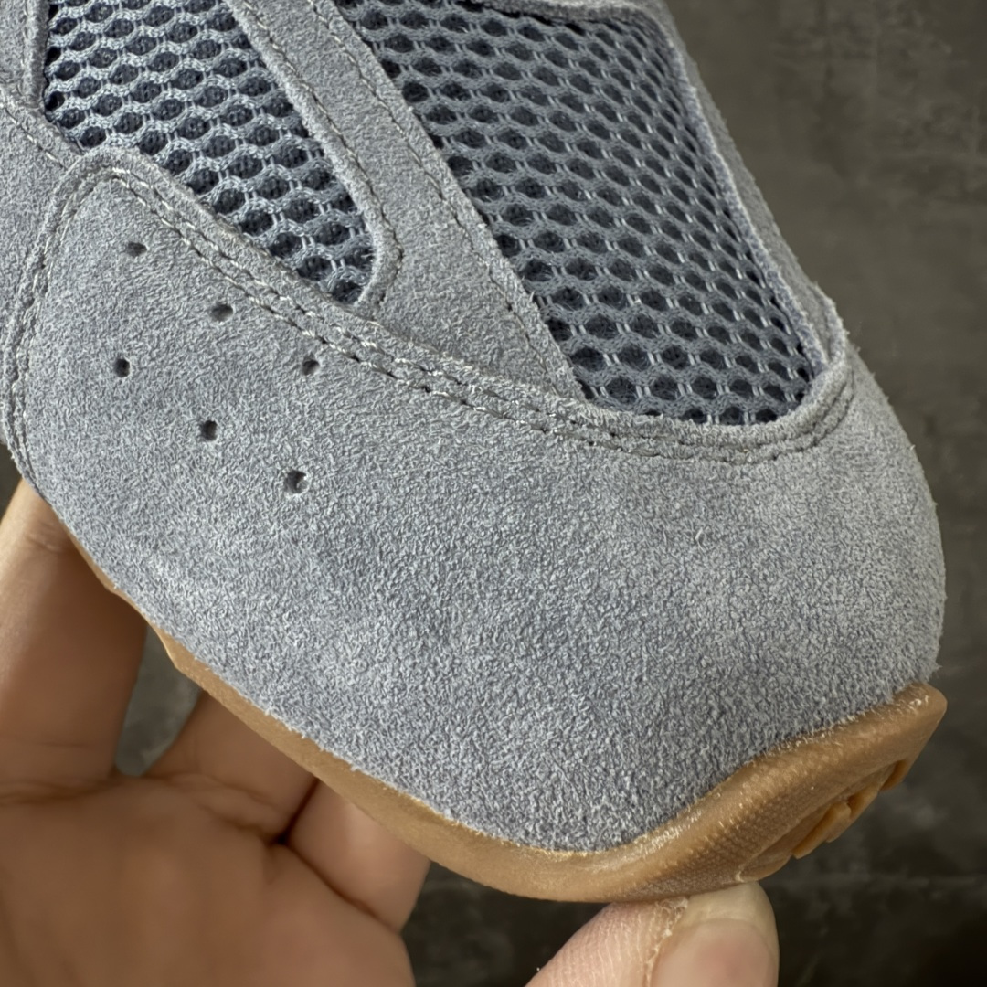 图片[6]-【海淘礼盒版】Miumiu x New Balance NB530 新百伦缪缪联名款复古运动鞋 全套原楦原纸板原厂数据开发 原厂三文治网纱 原装进口羊皮加羊反绒正确绒感卡色 正确中底拉帮中底纸板满印细节 冲裁组合 匠心打造 耗时两个月开发完成 工艺极其复杂难度可想而知 新开独立私模大底 全网唯一正确私模大底 高端零售专供产物 这双变奏版本的530 SL 有着抢眼的双鞋带系统 以撞色的拼接感带出不同以往的风格 同时透过网眼面料与麂皮呈现复古质地 除了极为受到欢迎的棕色调之外 还推出了轻盈的裸白色系 而双方的联名徽标则展现在鞋舌以及内里衬底之上 搭配棉质和皮革的双重鞋带设计呈现出不俗的质感 此番的一大亮点就是将原来的ABZORB 鞋底更换为超薄外底 诠释Y2K风造型 鞋舌上的\”MiuMiu\”和\”NB\”Logo彰显联名身份 整双鞋带来浓浓的复古氛围 尺码：35-44-选品中心