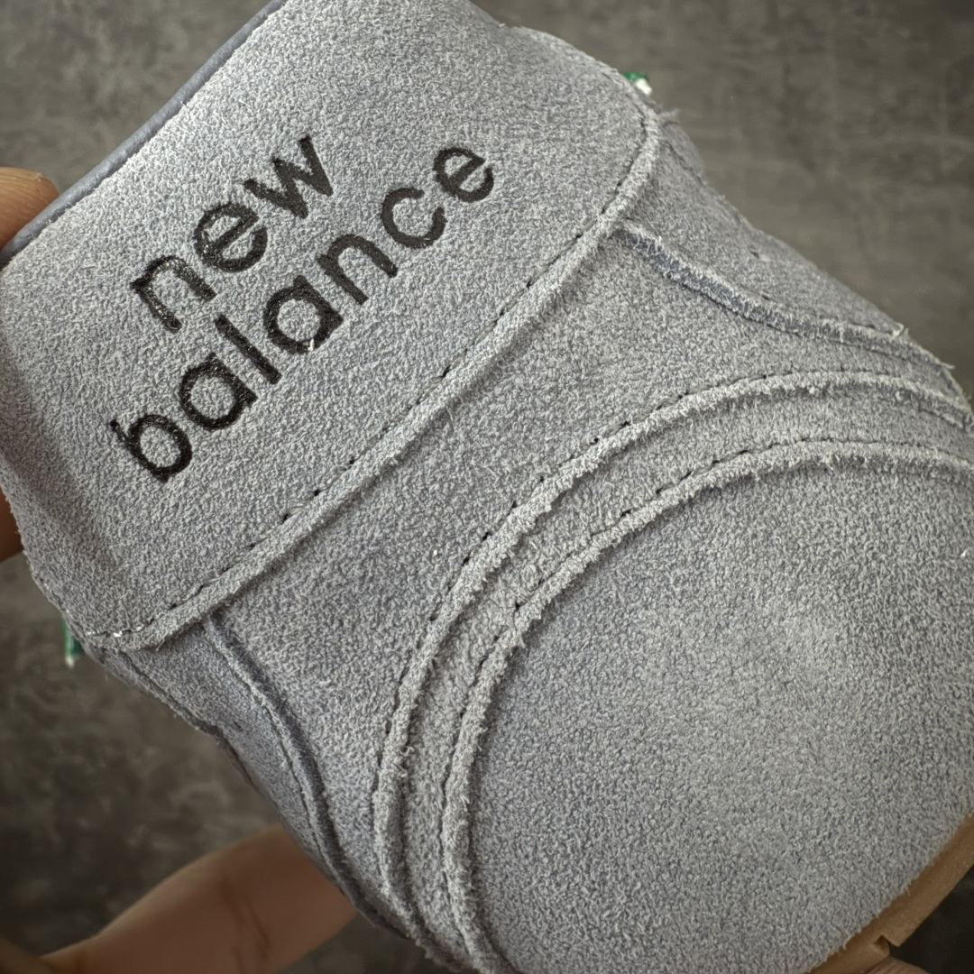 图片[3]-【海淘礼盒版】Miumiu x New Balance NB530 新百伦缪缪联名款复古运动鞋 全套原楦原纸板原厂数据开发 原厂三文治网纱 原装进口羊皮加羊反绒正确绒感卡色 正确中底拉帮中底纸板满印细节 冲裁组合 匠心打造 耗时两个月开发完成 工艺极其复杂难度可想而知 新开独立私模大底 全网唯一正确私模大底 高端零售专供产物 这双变奏版本的530 SL 有着抢眼的双鞋带系统 以撞色的拼接感带出不同以往的风格 同时透过网眼面料与麂皮呈现复古质地 除了极为受到欢迎的棕色调之外 还推出了轻盈的裸白色系 而双方的联名徽标则展现在鞋舌以及内里衬底之上 搭配棉质和皮革的双重鞋带设计呈现出不俗的质感 此番的一大亮点就是将原来的ABZORB 鞋底更换为超薄外底 诠释Y2K风造型 鞋舌上的\”MiuMiu\”和\”NB\”Logo彰显联名身份 整双鞋带来浓浓的复古氛围 尺码：35-44-选品中心