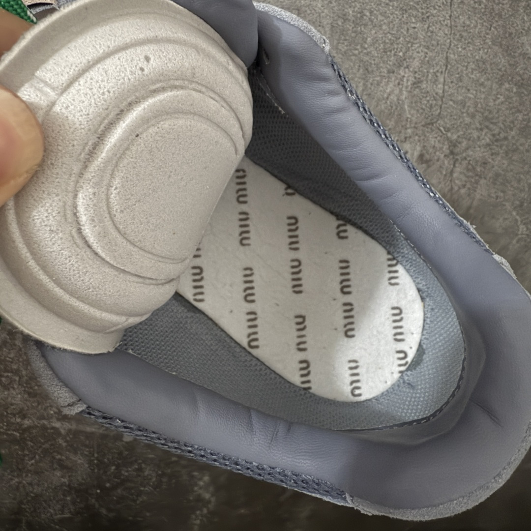 图片[10]-【海淘礼盒版】Miumiu x New Balance NB530 新百伦缪缪联名款复古运动鞋 全套原楦原纸板原厂数据开发 原厂三文治网纱 原装进口羊皮加羊反绒正确绒感卡色 正确中底拉帮中底纸板满印细节 冲裁组合 匠心打造 耗时两个月开发完成 工艺极其复杂难度可想而知 新开独立私模大底 全网唯一正确私模大底 高端零售专供产物 这双变奏版本的530 SL 有着抢眼的双鞋带系统 以撞色的拼接感带出不同以往的风格 同时透过网眼面料与麂皮呈现复古质地 除了极为受到欢迎的棕色调之外 还推出了轻盈的裸白色系 而双方的联名徽标则展现在鞋舌以及内里衬底之上 搭配棉质和皮革的双重鞋带设计呈现出不俗的质感 此番的一大亮点就是将原来的ABZORB 鞋底更换为超薄外底 诠释Y2K风造型 鞋舌上的\”MiuMiu\”和\”NB\”Logo彰显联名身份 整双鞋带来浓浓的复古氛围 尺码：35-44-选品中心