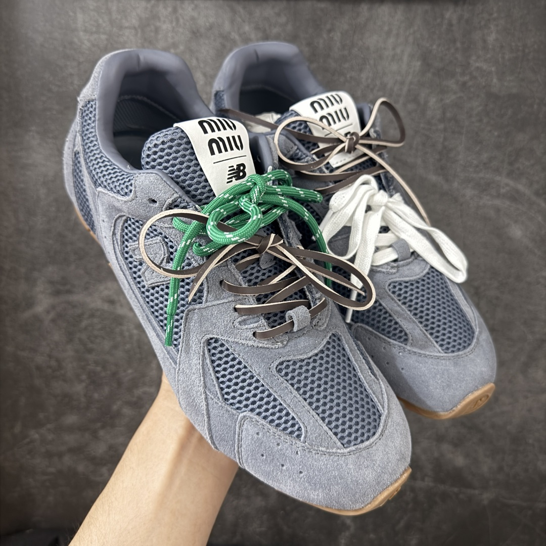 【海淘礼盒版】Miumiu x New Balance NB530 新百伦缪缪联名款复古运动鞋 全套原楦原纸板原厂数据开发 原厂三文治网纱 原装进口羊皮加羊反绒正确绒感卡色 正确中底拉帮中底纸板满印细节 冲裁组合 匠心打造 耗时两个月开发完成 工艺极其复杂难度可想而知 新开独立私模大底 全网唯一正确私模大底 高端零售专供产物 这双变奏版本的530 SL 有着抢眼的双鞋带系统 以撞色的拼接感带出不同以往的风格 同时透过网眼面料与麂皮呈现复古质地 除了极为受到欢迎的棕色调之外 还推出了轻盈的裸白色系 而双方的联名徽标则展现在鞋舌以及内里衬底之上 搭配棉质和皮革的双重鞋带设计呈现出不俗的质感 此番的一大亮点就是将原来的ABZORB 鞋底更换为超薄外底 诠释Y2K风造型 鞋舌上的\