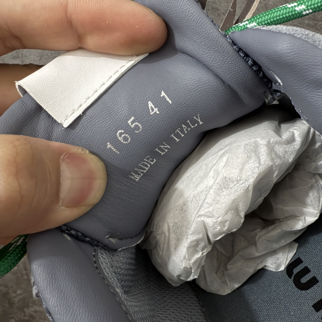图片[8]-【海淘礼盒版】Miumiu x New Balance NB530 新百伦缪缪联名款复古运动鞋 全套原楦原纸板原厂数据开发 原厂三文治网纱 原装进口羊皮加羊反绒正确绒感卡色 正确中底拉帮中底纸板满印细节 冲裁组合 匠心打造 耗时两个月开发完成 工艺极其复杂难度可想而知 新开独立私模大底 全网唯一正确私模大底 高端零售专供产物 这双变奏版本的530 SL 有着抢眼的双鞋带系统 以撞色的拼接感带出不同以往的风格 同时透过网眼面料与麂皮呈现复古质地 除了极为受到欢迎的棕色调之外 还推出了轻盈的裸白色系 而双方的联名徽标则展现在鞋舌以及内里衬底之上 搭配棉质和皮革的双重鞋带设计呈现出不俗的质感 此番的一大亮点就是将原来的ABZORB 鞋底更换为超薄外底 诠释Y2K风造型 鞋舌上的\”MiuMiu\”和\”NB\”Logo彰显联名身份 整双鞋带来浓浓的复古氛围 尺码：35-44-选品中心