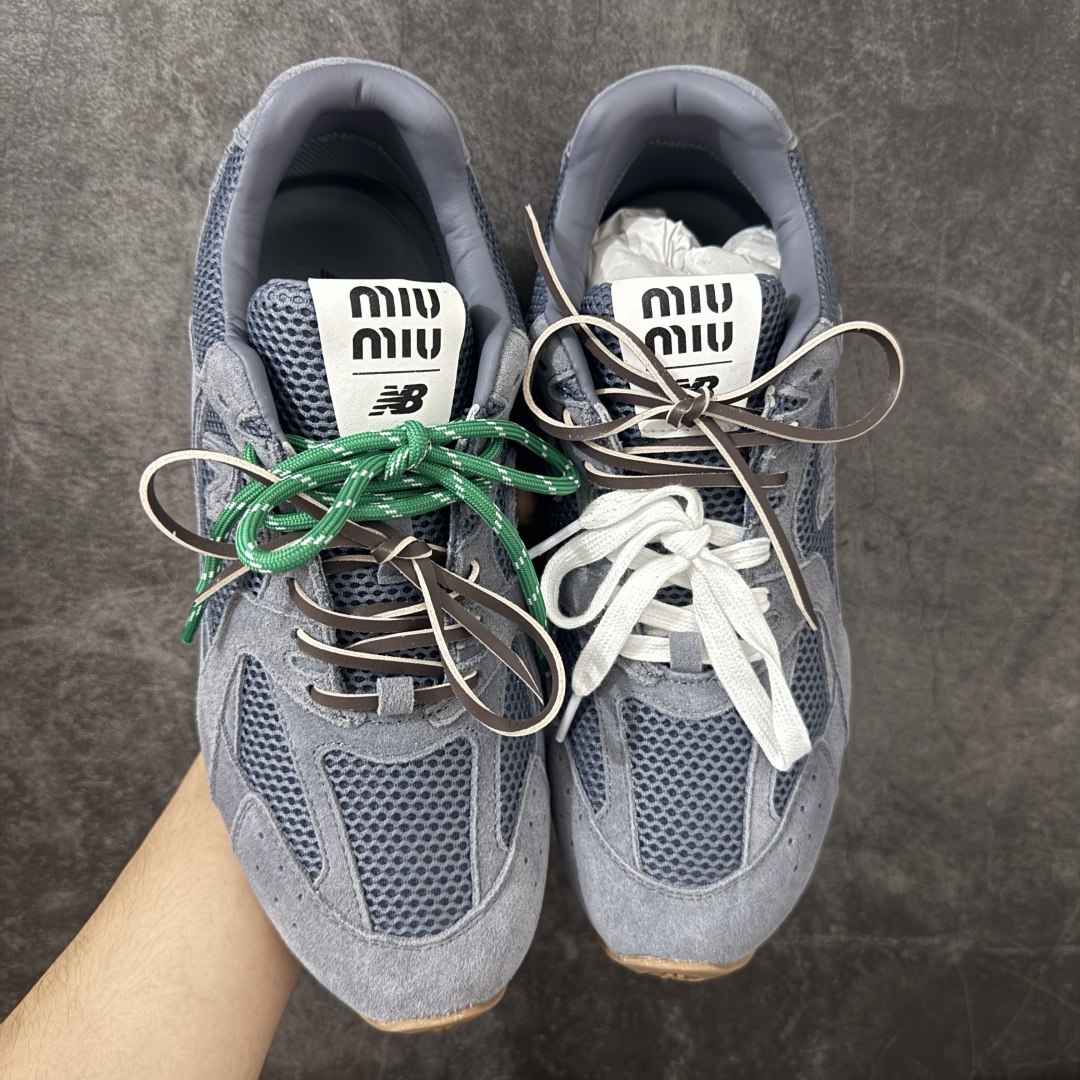 图片[2]-【海淘礼盒版】Miumiu x New Balance NB530 新百伦缪缪联名款复古运动鞋 全套原楦原纸板原厂数据开发 原厂三文治网纱 原装进口羊皮加羊反绒正确绒感卡色 正确中底拉帮中底纸板满印细节 冲裁组合 匠心打造 耗时两个月开发完成 工艺极其复杂难度可想而知 新开独立私模大底 全网唯一正确私模大底 高端零售专供产物 这双变奏版本的530 SL 有着抢眼的双鞋带系统 以撞色的拼接感带出不同以往的风格 同时透过网眼面料与麂皮呈现复古质地 除了极为受到欢迎的棕色调之外 还推出了轻盈的裸白色系 而双方的联名徽标则展现在鞋舌以及内里衬底之上 搭配棉质和皮革的双重鞋带设计呈现出不俗的质感 此番的一大亮点就是将原来的ABZORB 鞋底更换为超薄外底 诠释Y2K风造型 鞋舌上的\”MiuMiu\”和\”NB\”Logo彰显联名身份 整双鞋带来浓浓的复古氛围 尺码：35-44-选品中心