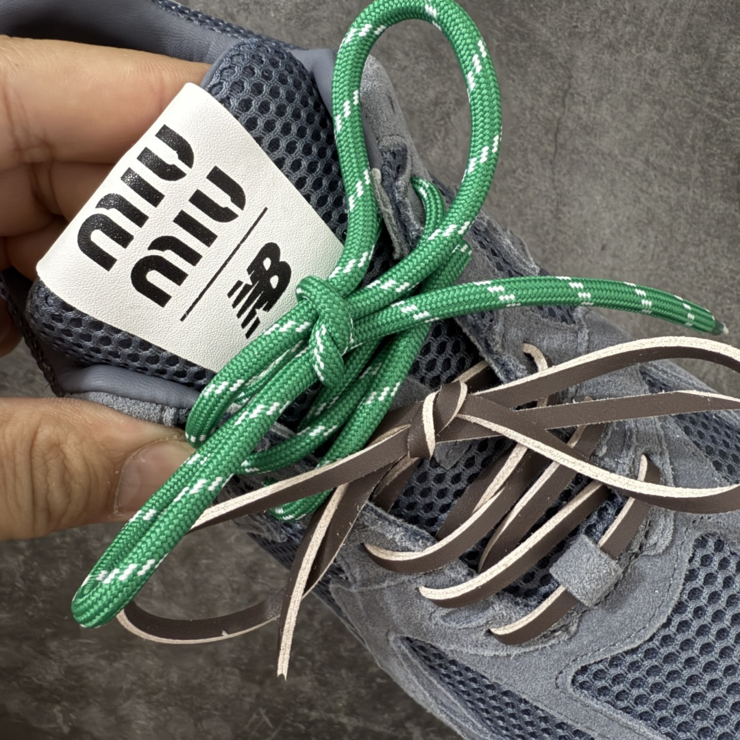 图片[7]-【海淘礼盒版】Miumiu x New Balance NB530 新百伦缪缪联名款复古运动鞋 全套原楦原纸板原厂数据开发 原厂三文治网纱 原装进口羊皮加羊反绒正确绒感卡色 正确中底拉帮中底纸板满印细节 冲裁组合 匠心打造 耗时两个月开发完成 工艺极其复杂难度可想而知 新开独立私模大底 全网唯一正确私模大底 高端零售专供产物 这双变奏版本的530 SL 有着抢眼的双鞋带系统 以撞色的拼接感带出不同以往的风格 同时透过网眼面料与麂皮呈现复古质地 除了极为受到欢迎的棕色调之外 还推出了轻盈的裸白色系 而双方的联名徽标则展现在鞋舌以及内里衬底之上 搭配棉质和皮革的双重鞋带设计呈现出不俗的质感 此番的一大亮点就是将原来的ABZORB 鞋底更换为超薄外底 诠释Y2K风造型 鞋舌上的\”MiuMiu\”和\”NB\”Logo彰显联名身份 整双鞋带来浓浓的复古氛围 尺码：35-44-选品中心