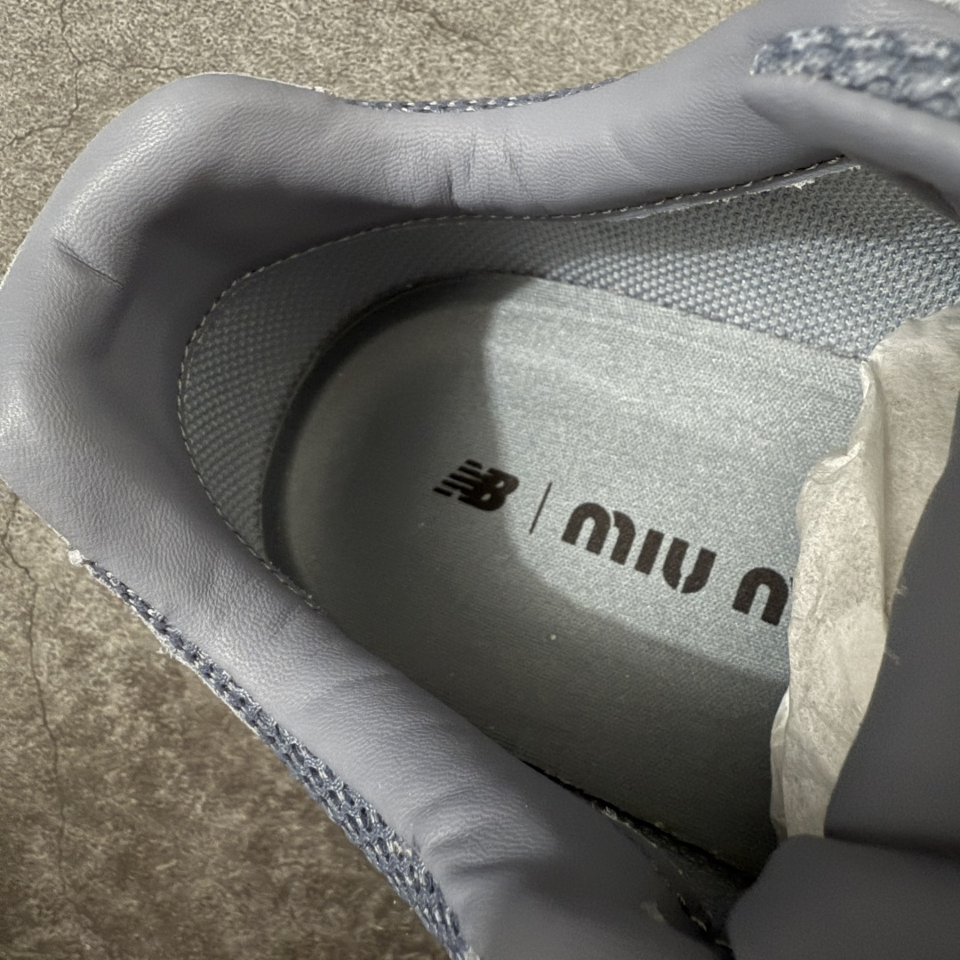 图片[9]-【海淘礼盒版】Miumiu x New Balance NB530 新百伦缪缪联名款复古运动鞋 全套原楦原纸板原厂数据开发 原厂三文治网纱 原装进口羊皮加羊反绒正确绒感卡色 正确中底拉帮中底纸板满印细节 冲裁组合 匠心打造 耗时两个月开发完成 工艺极其复杂难度可想而知 新开独立私模大底 全网唯一正确私模大底 高端零售专供产物 这双变奏版本的530 SL 有着抢眼的双鞋带系统 以撞色的拼接感带出不同以往的风格 同时透过网眼面料与麂皮呈现复古质地 除了极为受到欢迎的棕色调之外 还推出了轻盈的裸白色系 而双方的联名徽标则展现在鞋舌以及内里衬底之上 搭配棉质和皮革的双重鞋带设计呈现出不俗的质感 此番的一大亮点就是将原来的ABZORB 鞋底更换为超薄外底 诠释Y2K风造型 鞋舌上的\”MiuMiu\”和\”NB\”Logo彰显联名身份 整双鞋带来浓浓的复古氛围 尺码：35-44-选品中心