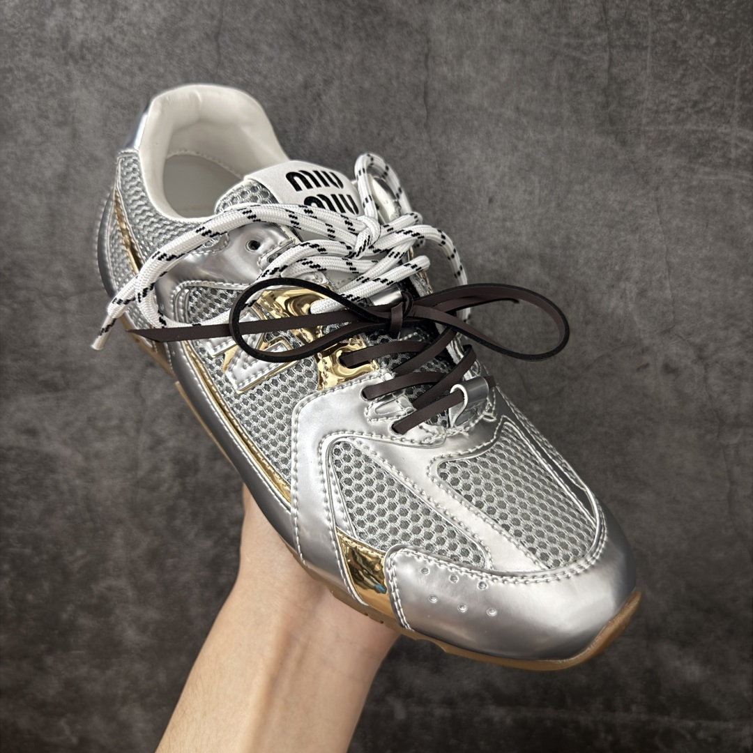 图片[3]-【海淘礼盒版】Miumiu x New Balance NB530 新百伦缪缪联名款复古运动鞋 全套原楦原纸板原厂数据开发 原厂三文治网纱 原装进口羊皮加羊反绒正确绒感卡色 正确中底拉帮中底纸板满印细节 冲裁组合 匠心打造 耗时两个月开发完成 工艺极其复杂难度可想而知 新开独立私模大底 全网唯一正确私模大底 高端零售专供产物 这双变奏版本的530 SL 有着抢眼的双鞋带系统 以撞色的拼接感带出不同以往的风格 同时透过网眼面料与麂皮呈现复古质地 除了极为受到欢迎的棕色调之外 还推出了轻盈的裸白色系 而双方的联名徽标则展现在鞋舌以及内里衬底之上 搭配棉质和皮革的双重鞋带设计呈现出不俗的质感 此番的一大亮点就是将原来的ABZORB 鞋底更换为超薄外底 诠释Y2K风造型 鞋舌上的\”MiuMiu\”和\”NB\”Logo彰显联名身份 整双鞋带来浓浓的复古氛围 尺码：35-40-选品中心