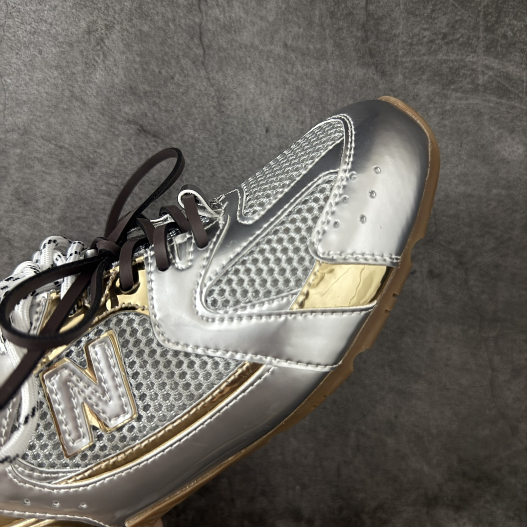 图片[6]-【海淘礼盒版】Miumiu x New Balance NB530 新百伦缪缪联名款复古运动鞋 全套原楦原纸板原厂数据开发 原厂三文治网纱 原装进口羊皮加羊反绒正确绒感卡色 正确中底拉帮中底纸板满印细节 冲裁组合 匠心打造 耗时两个月开发完成 工艺极其复杂难度可想而知 新开独立私模大底 全网唯一正确私模大底 高端零售专供产物 这双变奏版本的530 SL 有着抢眼的双鞋带系统 以撞色的拼接感带出不同以往的风格 同时透过网眼面料与麂皮呈现复古质地 除了极为受到欢迎的棕色调之外 还推出了轻盈的裸白色系 而双方的联名徽标则展现在鞋舌以及内里衬底之上 搭配棉质和皮革的双重鞋带设计呈现出不俗的质感 此番的一大亮点就是将原来的ABZORB 鞋底更换为超薄外底 诠释Y2K风造型 鞋舌上的\”MiuMiu\”和\”NB\”Logo彰显联名身份 整双鞋带来浓浓的复古氛围 尺码：35-40-选品中心