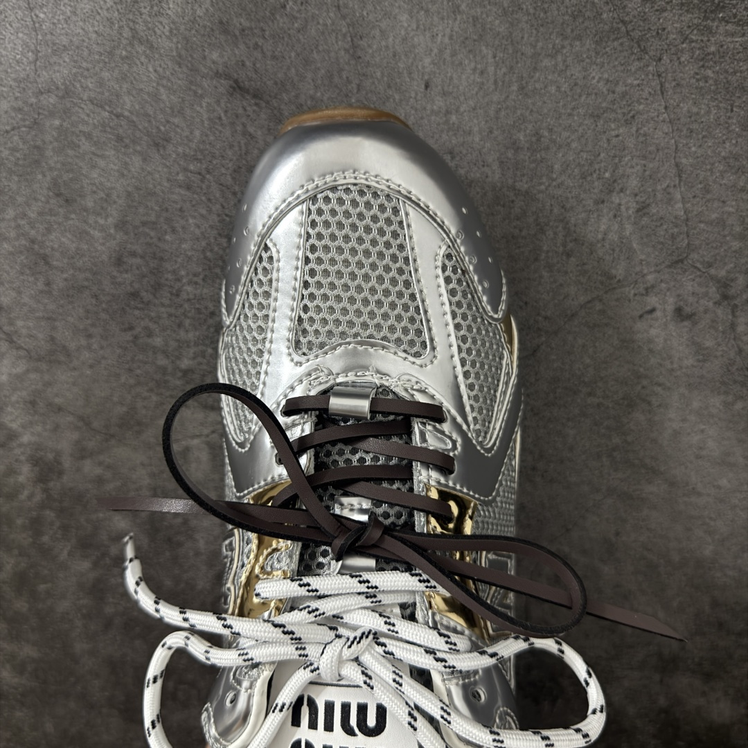 图片[5]-【海淘礼盒版】Miumiu x New Balance NB530 新百伦缪缪联名款复古运动鞋 全套原楦原纸板原厂数据开发 原厂三文治网纱 原装进口羊皮加羊反绒正确绒感卡色 正确中底拉帮中底纸板满印细节 冲裁组合 匠心打造 耗时两个月开发完成 工艺极其复杂难度可想而知 新开独立私模大底 全网唯一正确私模大底 高端零售专供产物 这双变奏版本的530 SL 有着抢眼的双鞋带系统 以撞色的拼接感带出不同以往的风格 同时透过网眼面料与麂皮呈现复古质地 除了极为受到欢迎的棕色调之外 还推出了轻盈的裸白色系 而双方的联名徽标则展现在鞋舌以及内里衬底之上 搭配棉质和皮革的双重鞋带设计呈现出不俗的质感 此番的一大亮点就是将原来的ABZORB 鞋底更换为超薄外底 诠释Y2K风造型 鞋舌上的\”MiuMiu\”和\”NB\”Logo彰显联名身份 整双鞋带来浓浓的复古氛围 尺码：35-40-选品中心