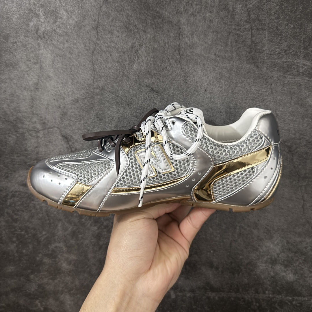 图片[2]-【海淘礼盒版】Miumiu x New Balance NB530 新百伦缪缪联名款复古运动鞋 全套原楦原纸板原厂数据开发 原厂三文治网纱 原装进口羊皮加羊反绒正确绒感卡色 正确中底拉帮中底纸板满印细节 冲裁组合 匠心打造 耗时两个月开发完成 工艺极其复杂难度可想而知 新开独立私模大底 全网唯一正确私模大底 高端零售专供产物 这双变奏版本的530 SL 有着抢眼的双鞋带系统 以撞色的拼接感带出不同以往的风格 同时透过网眼面料与麂皮呈现复古质地 除了极为受到欢迎的棕色调之外 还推出了轻盈的裸白色系 而双方的联名徽标则展现在鞋舌以及内里衬底之上 搭配棉质和皮革的双重鞋带设计呈现出不俗的质感 此番的一大亮点就是将原来的ABZORB 鞋底更换为超薄外底 诠释Y2K风造型 鞋舌上的\”MiuMiu\”和\”NB\”Logo彰显联名身份 整双鞋带来浓浓的复古氛围 尺码：35-40-选品中心
