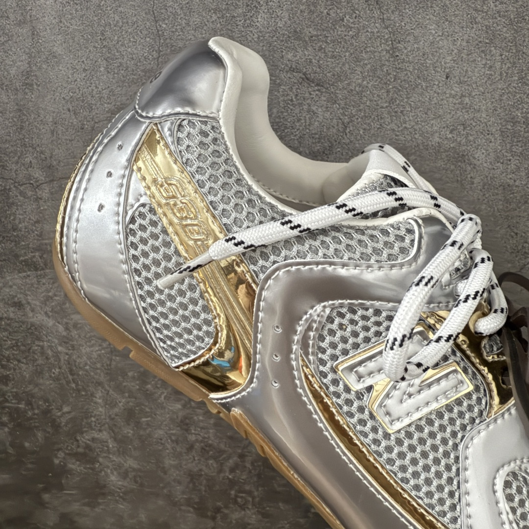 图片[7]-【海淘礼盒版】Miumiu x New Balance NB530 新百伦缪缪联名款复古运动鞋 全套原楦原纸板原厂数据开发 原厂三文治网纱 原装进口羊皮加羊反绒正确绒感卡色 正确中底拉帮中底纸板满印细节 冲裁组合 匠心打造 耗时两个月开发完成 工艺极其复杂难度可想而知 新开独立私模大底 全网唯一正确私模大底 高端零售专供产物 这双变奏版本的530 SL 有着抢眼的双鞋带系统 以撞色的拼接感带出不同以往的风格 同时透过网眼面料与麂皮呈现复古质地 除了极为受到欢迎的棕色调之外 还推出了轻盈的裸白色系 而双方的联名徽标则展现在鞋舌以及内里衬底之上 搭配棉质和皮革的双重鞋带设计呈现出不俗的质感 此番的一大亮点就是将原来的ABZORB 鞋底更换为超薄外底 诠释Y2K风造型 鞋舌上的\”MiuMiu\”和\”NB\”Logo彰显联名身份 整双鞋带来浓浓的复古氛围 尺码：35-40-选品中心