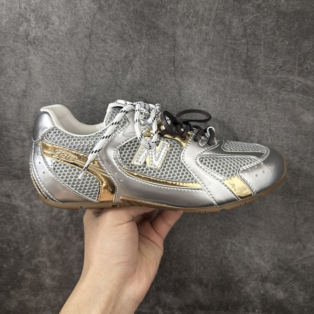 【海淘礼盒版】Miumiu x New Balance NB530 新百伦缪缪联名款复古运动鞋 全套原楦原纸板原厂数据开发 原厂三文治网纱 原装进口羊皮加羊反绒正确绒感卡色 正确中底拉帮中底纸板满印细节 冲裁组合 匠心打造 耗时两个月开发完成 工艺极其复杂难度可想而知 新开独立私模大底 全网唯一正确私模大底 高端零售专供产物 这双变奏版本的530 SL 有着抢眼的双鞋带系统 以撞色的拼接感带出不同以往的风格 同时透过网眼面料与麂皮呈现复古质地 除了极为受到欢迎的棕色调之外 还推出了轻盈的裸白色系 而双方的联名徽标则展现在鞋舌以及内里衬底之上 搭配棉质和皮革的双重鞋带设计呈现出不俗的质感 此番的一大亮点就是将原来的ABZORB 鞋底更换为超薄外底 诠释Y2K风造型 鞋舌上的\