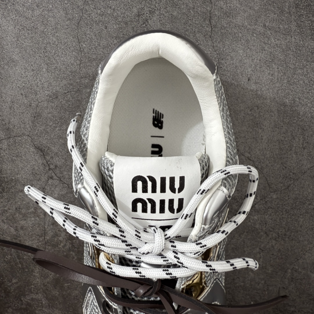 图片[8]-【海淘礼盒版】Miumiu x New Balance NB530 新百伦缪缪联名款复古运动鞋 全套原楦原纸板原厂数据开发 原厂三文治网纱 原装进口羊皮加羊反绒正确绒感卡色 正确中底拉帮中底纸板满印细节 冲裁组合 匠心打造 耗时两个月开发完成 工艺极其复杂难度可想而知 新开独立私模大底 全网唯一正确私模大底 高端零售专供产物 这双变奏版本的530 SL 有着抢眼的双鞋带系统 以撞色的拼接感带出不同以往的风格 同时透过网眼面料与麂皮呈现复古质地 除了极为受到欢迎的棕色调之外 还推出了轻盈的裸白色系 而双方的联名徽标则展现在鞋舌以及内里衬底之上 搭配棉质和皮革的双重鞋带设计呈现出不俗的质感 此番的一大亮点就是将原来的ABZORB 鞋底更换为超薄外底 诠释Y2K风造型 鞋舌上的\”MiuMiu\”和\”NB\”Logo彰显联名身份 整双鞋带来浓浓的复古氛围 尺码：35-40-选品中心